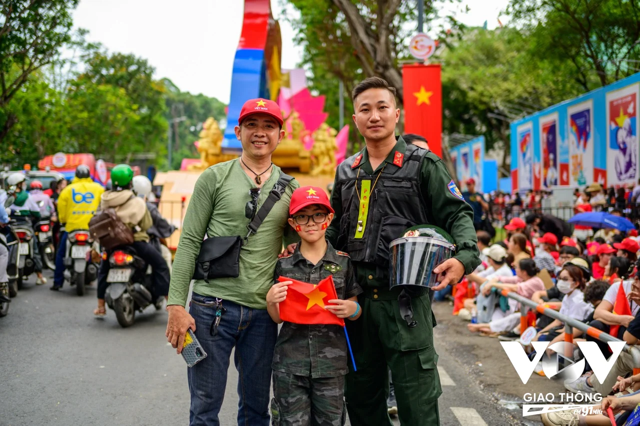 Tranh thủ lưu lại những khoảnh khắc đặc biệt cùng các chiến sĩ