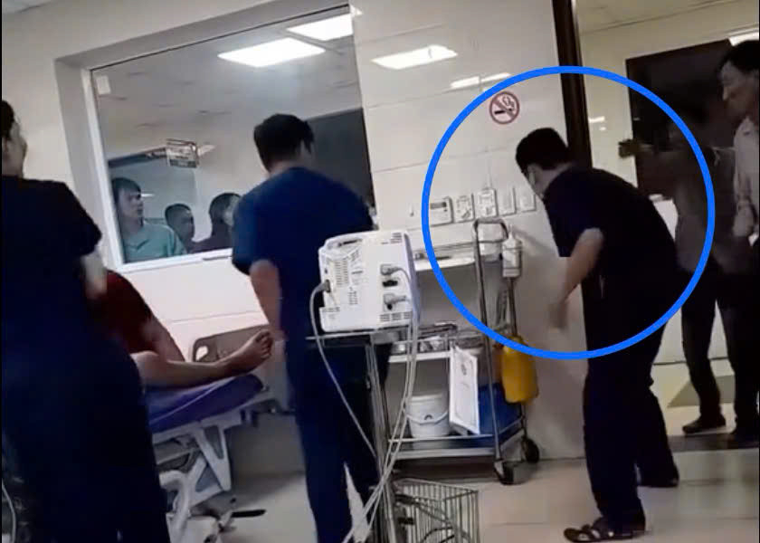 Nam điều dưỡng viên bị người nhà bệnh nhân hành hung, đạp vào bụng. Ảnh cắt từ clip