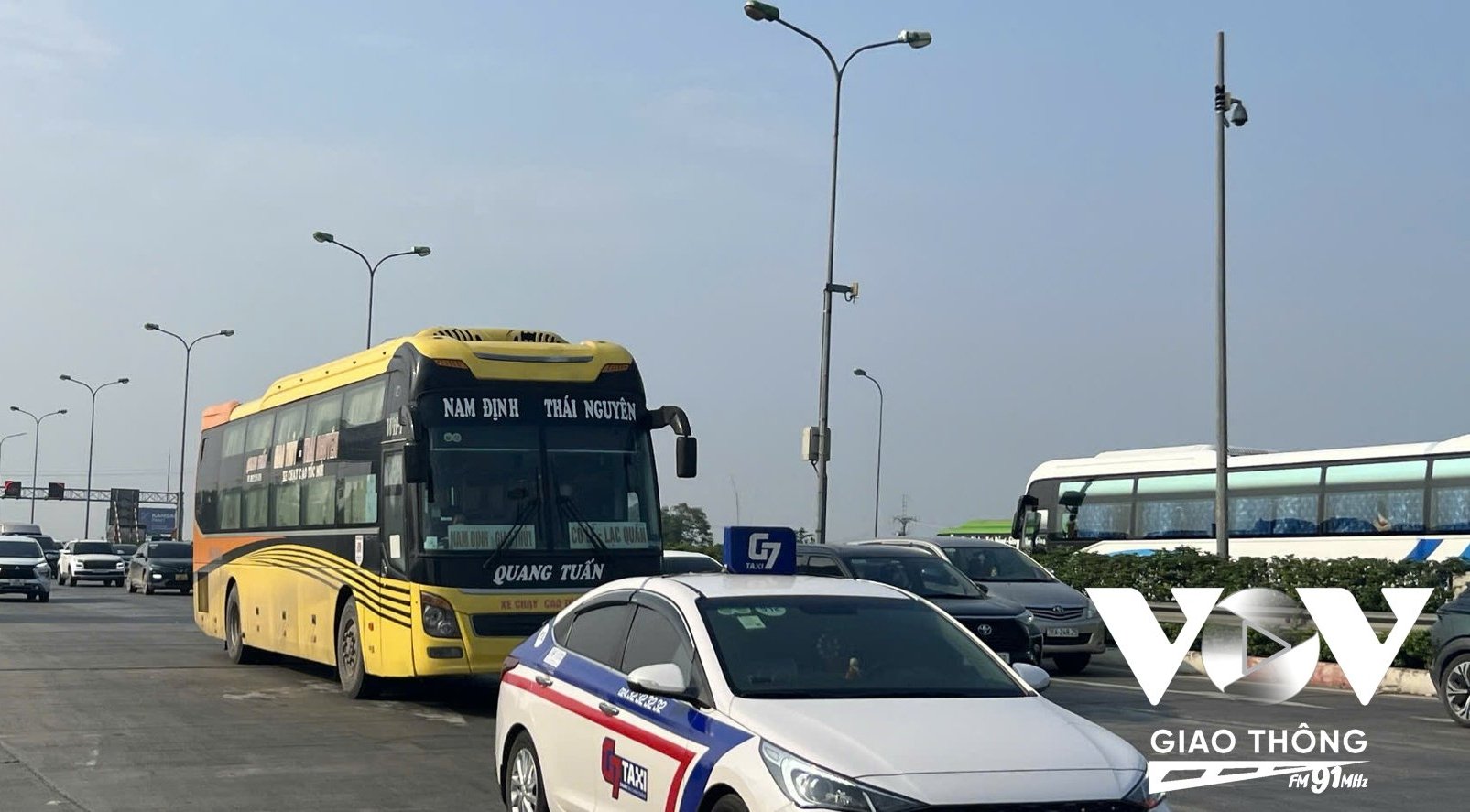 Cao tốc Pháp Vân - Cầu Giẽ từ đầu giờ chiều 29.4 rất đông phương tiện lưu thông về các tỉnh Thái Bình, Nam Định, Thanh Hóa