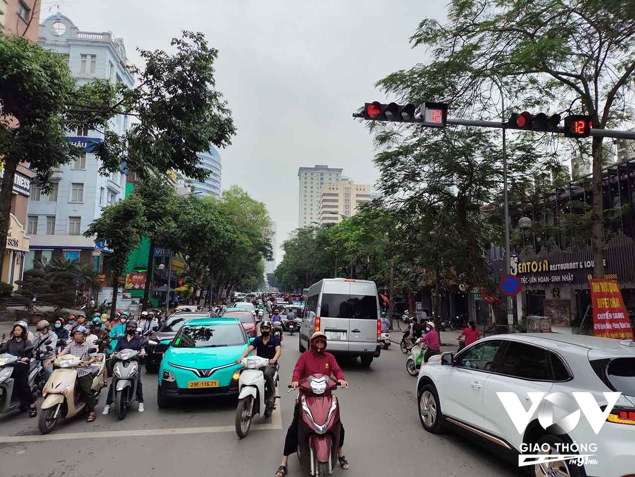 Chiều nay, người dân từ Hà Nội đổ về quê nghỉ lễ dịp 30-4 và 1-5 khiến nhiều tuyến đường thủ đô đông đúc hơn mọi ngày. Ảnh: Thái Sơn