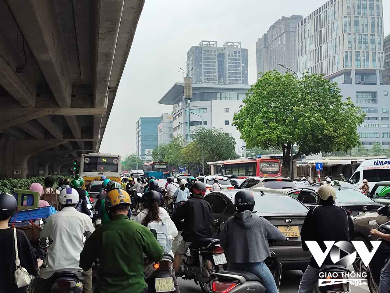 Người dân có thể cập nhật tình hình giao thông qua ứng dụng VNetraffic, trang Zalo “Phòng Cảnh sát giao thông Hà Nội” hoặc Ban VOV Giao thông để có lựa chọn lộ trình phù hợp, tránh khu vực ùn tắc