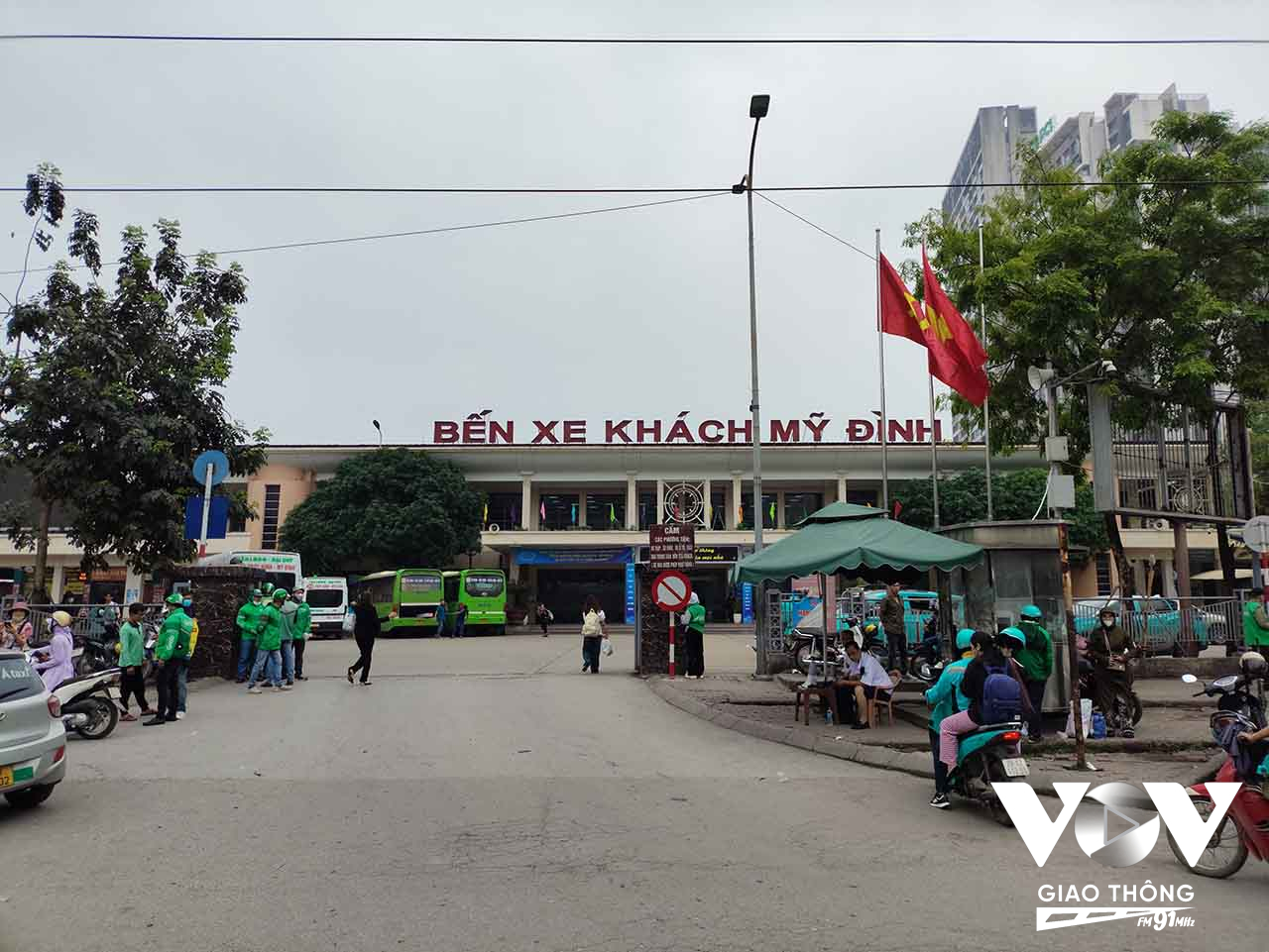 Trước cổng bến xe Mỹ Đình không quá đông, các phương tiện ra vào trật tự