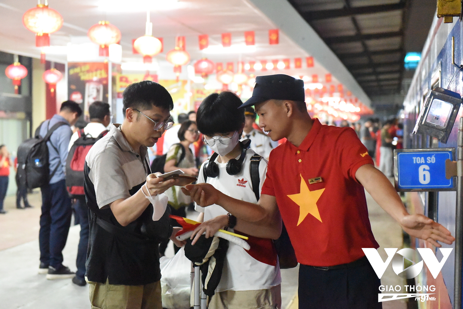 Tại Ga Hà Nội và Ga Sài Gòn, vào tối 29/4, Đường sắt Việt Nam cũng tổ chức Lễ tiễn Đoàn tàu Thống Nhất với nhiều phần quà hấp dẫn, có ý nghĩa dành tặng hành khách đi tàu. Lễ đón lớn nhất sẽ được tổ chức vào trưa ngày 30/4 tại Đà Nẵng