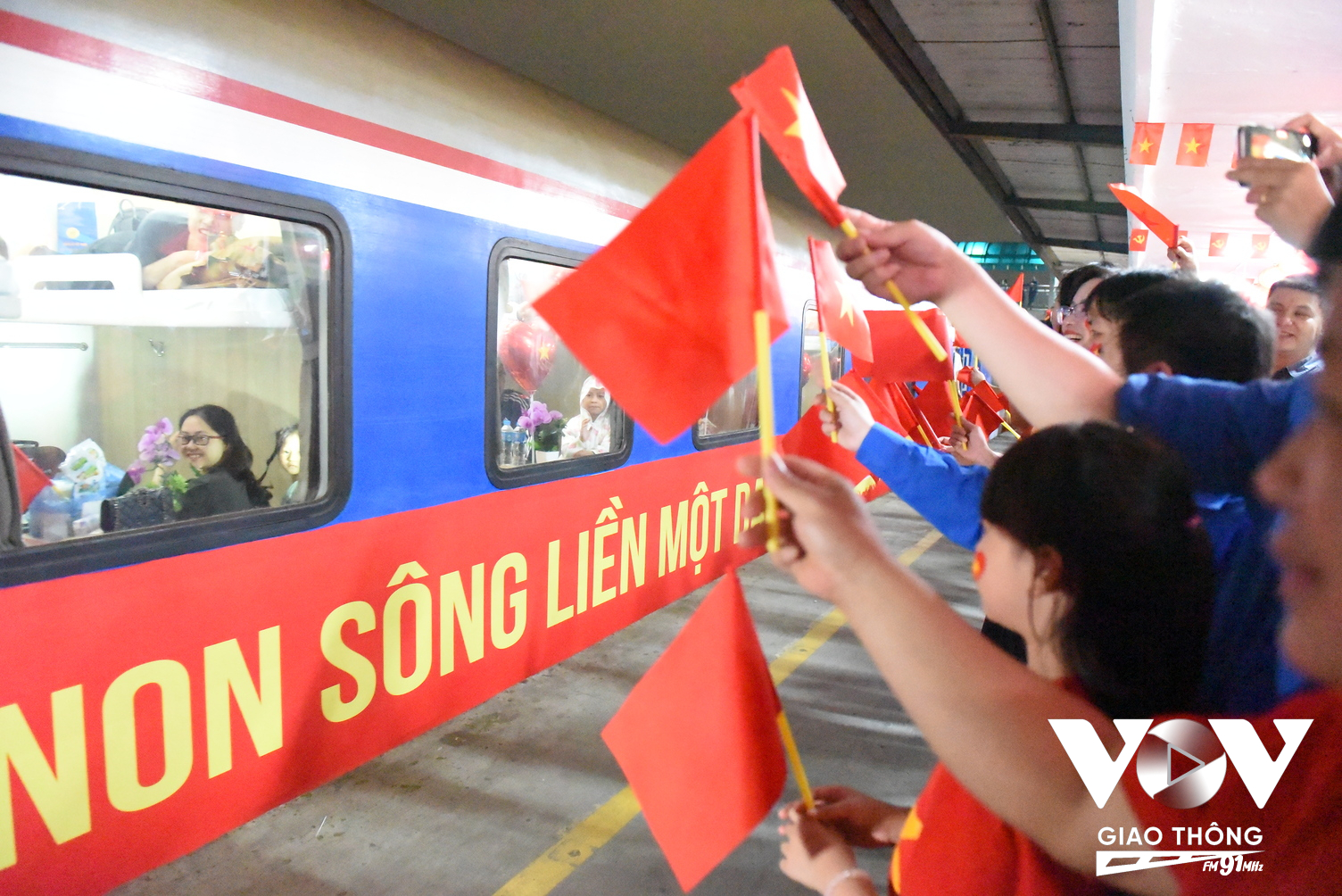 Các cán bộ ngành Đường sắt Việt Nam tiễn tàu SE1 xuất phát tại ga Hà Nội trong tối 29/4