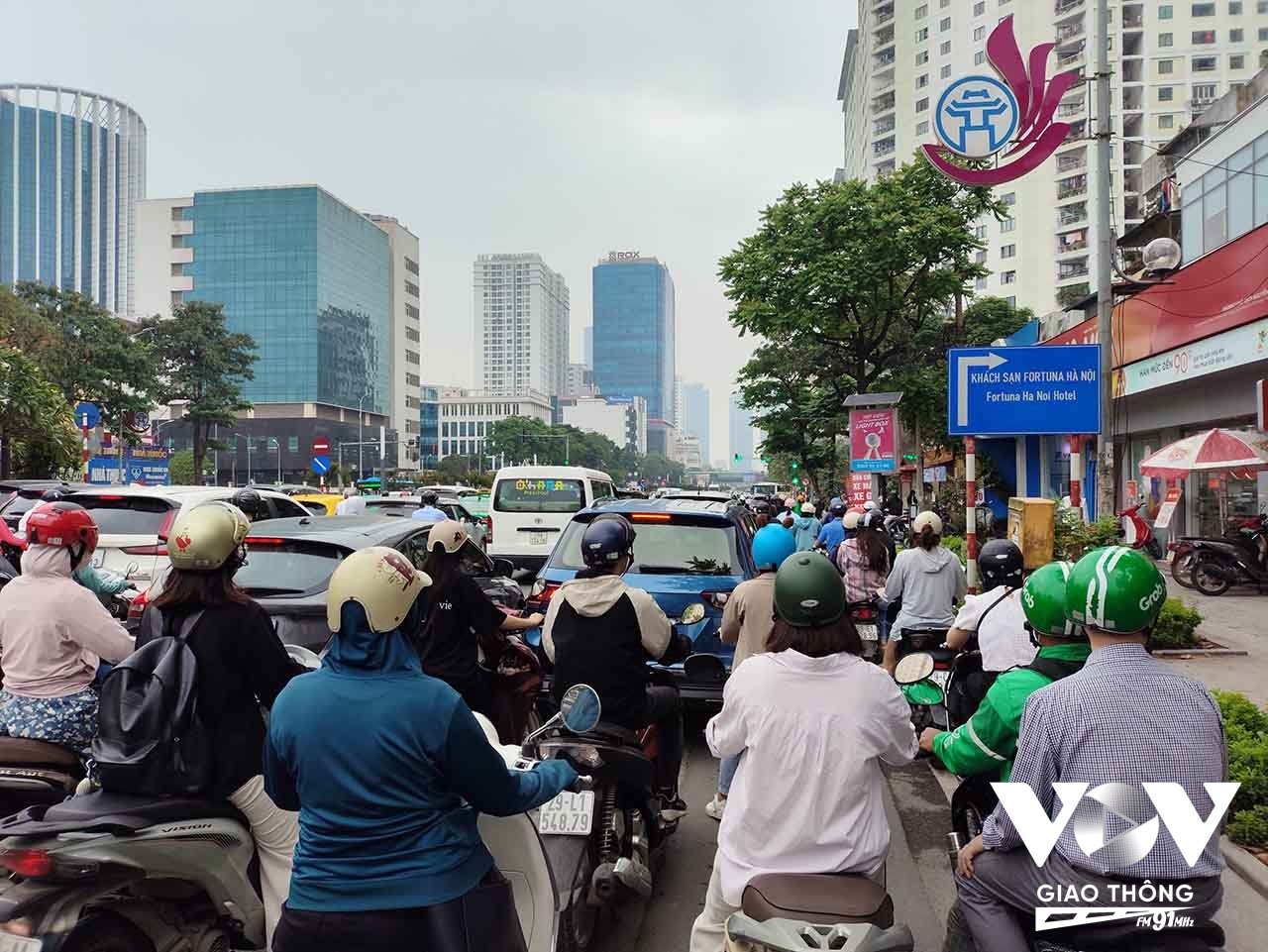 Trước giờ cao điểm, giao thông đông đúc nhưng không quá căng thẳng, người dân kiên nhẫn di chuyển trong buổi chiều mát