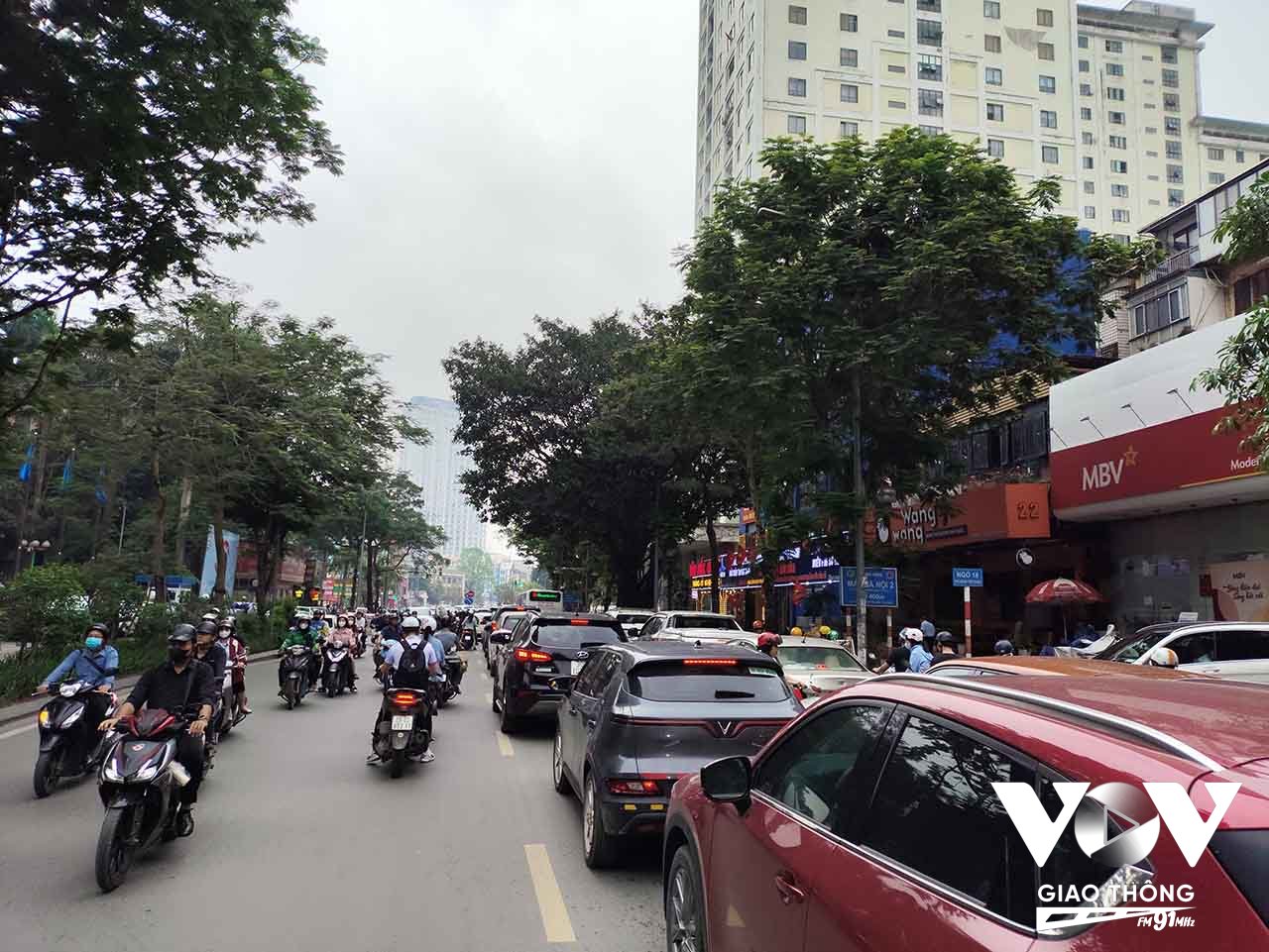 Các phương tiện di chuyển chậm trên Huỳnh Thúc Kháng – dấu hiệu của một kỳ nghỉ dài bắt đầu