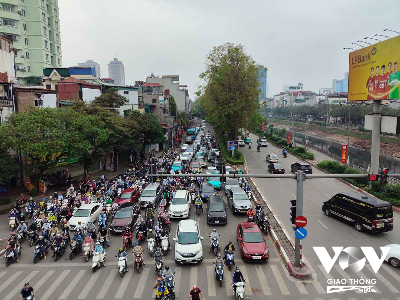 Đường Láng hướng về Võ Chí Công đông đúc, các phương tiện di chuyển chậm từ sớm, trong khi chiều vào trung tâm lại khá thông thoáng