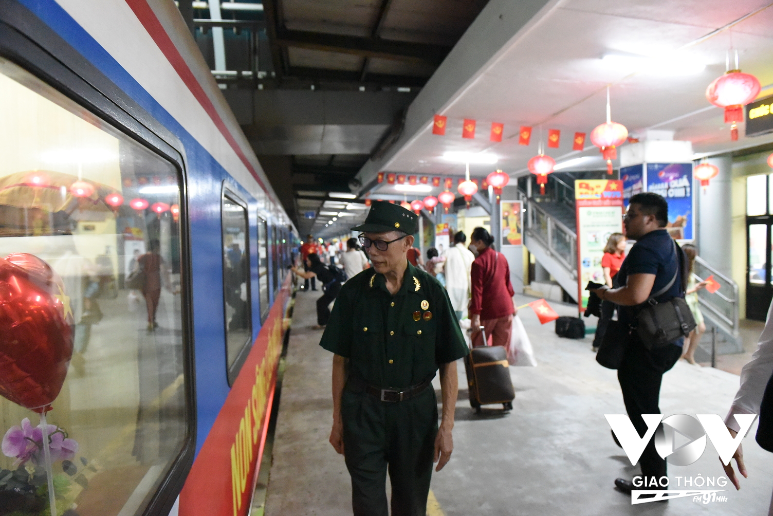 Để bày tỏ lòng tri ân sâu sắc đối với những người có công với cách mạng, ngành Đường sắt giảm 40% giá vé tàu cho hành khách đi tàu là: Thương binh, người hưởng chính sách như thương binh, bệnh binh, Cựu chiến binh, thân nhân người có công với cách mạng.