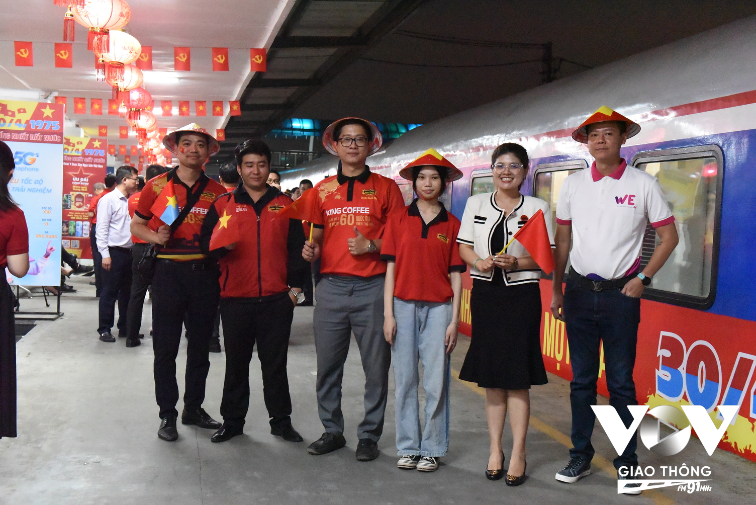 Nhiều hành khách chụp ảnh check-in trước khi đoàn tàu lăn bánh