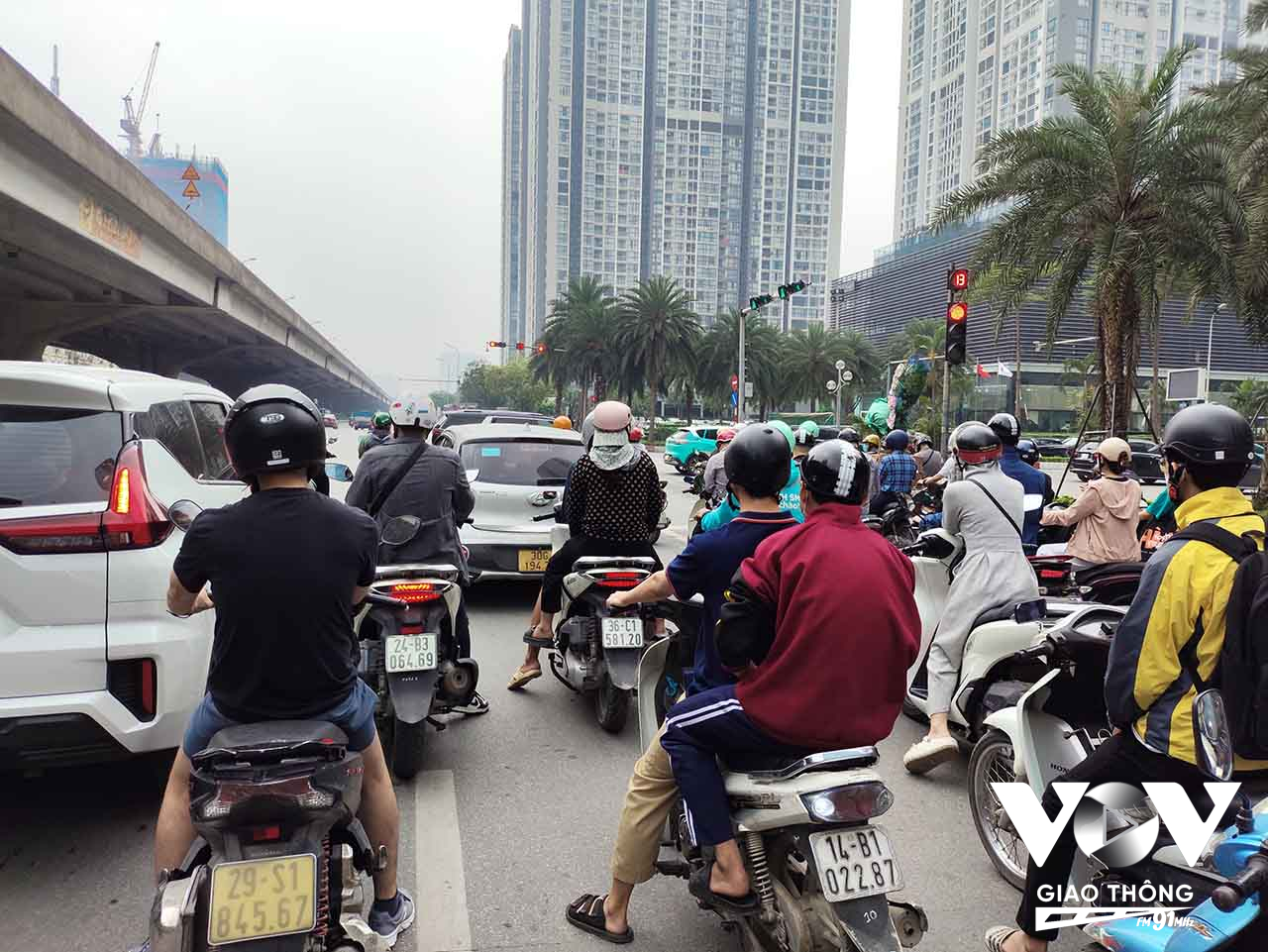 Gần bến xe Mỹ Đình, đường Phạm Hùng tấp nập người dân về quê nghỉ lễ – giao thông đông nhưng không tê liệt