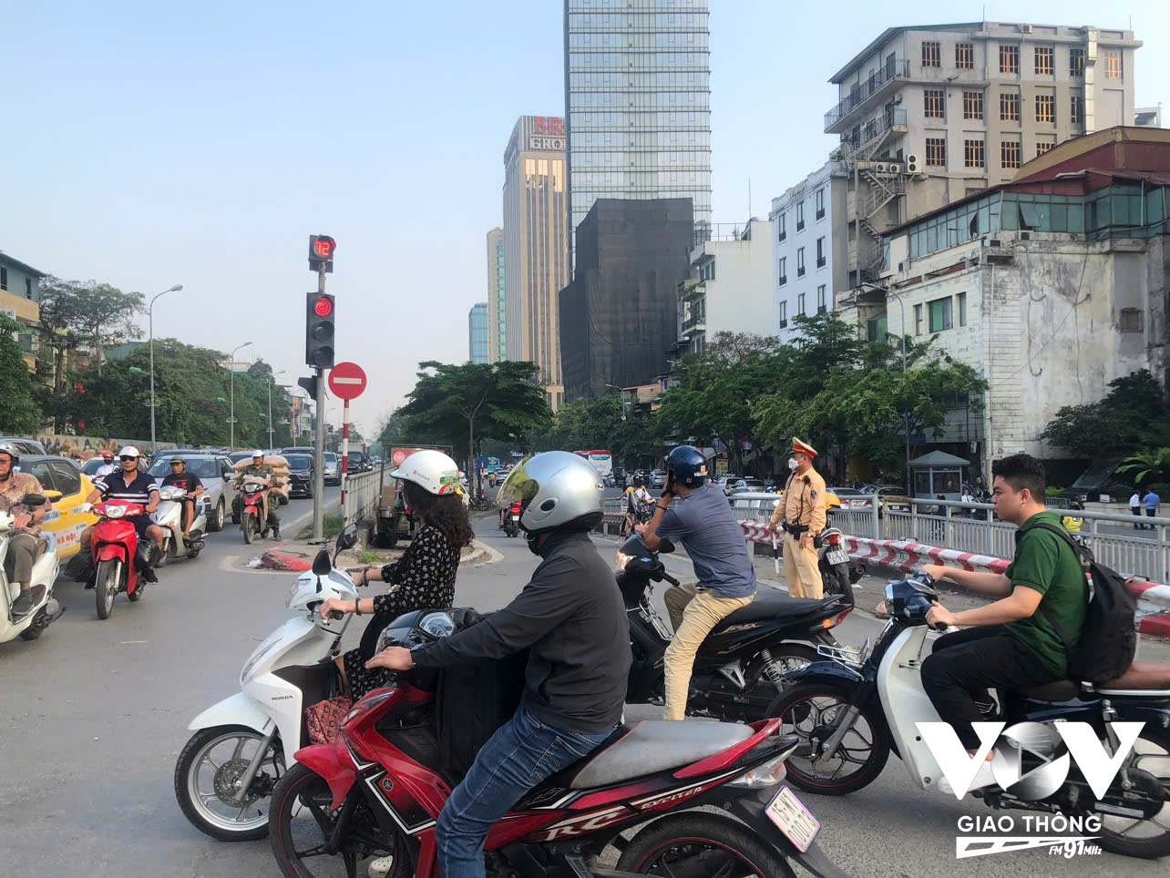 Bắt đầu vào giờ cao điểm, Trần Nhật Duật, Trần Quang Khải lên cầu Chương Dương hướng đi Nguyễn Văn Cừ lưu lượng đông dần đều. Ảnh: Nguyễn Minh