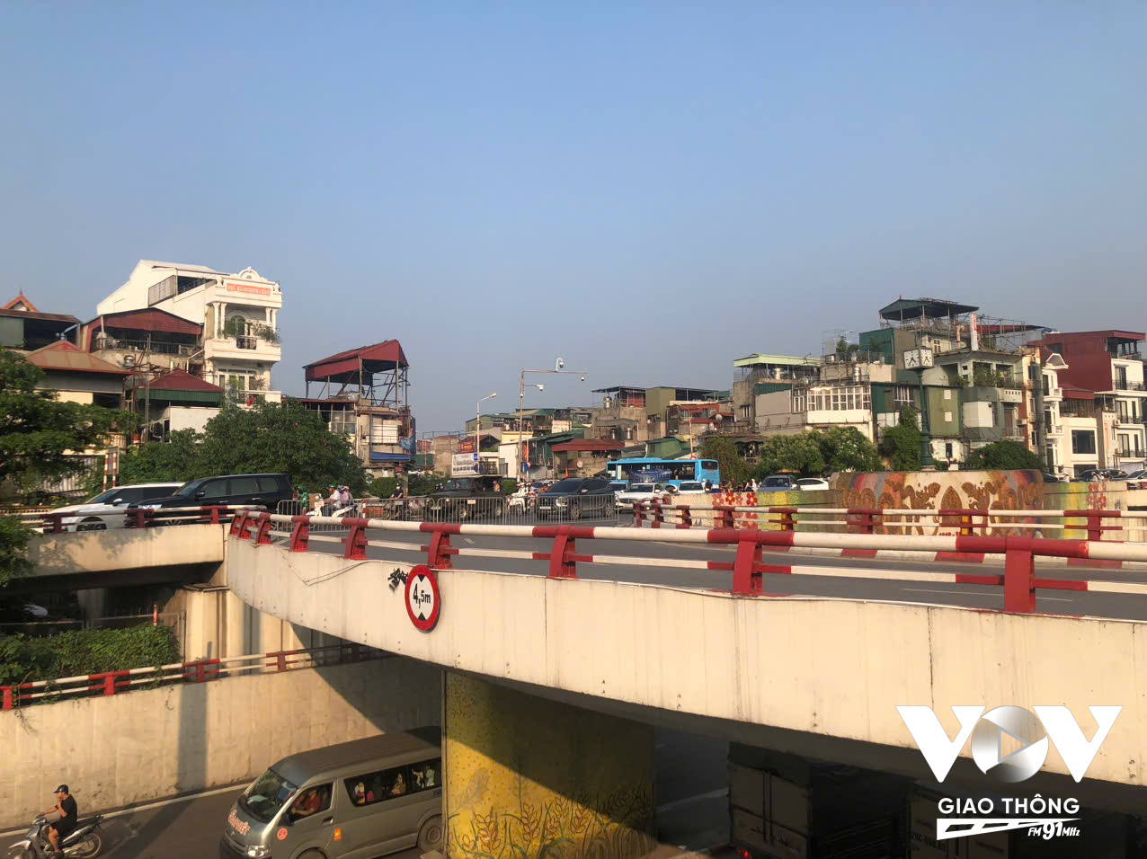 Đội CSGT Đường bộ số 14 khuyến cáo: “Người dân cần chủ động thời gian, tránh đi lại vào giờ cao điểm nếu không thực sự cần thiết. Khi tham gia giao thông cần tuyệt đối chấp hành luật, không vi phạm nồng độ cồn, không phóng nhanh vượt ẩu, dừng đỗ đúng nơi quy định.