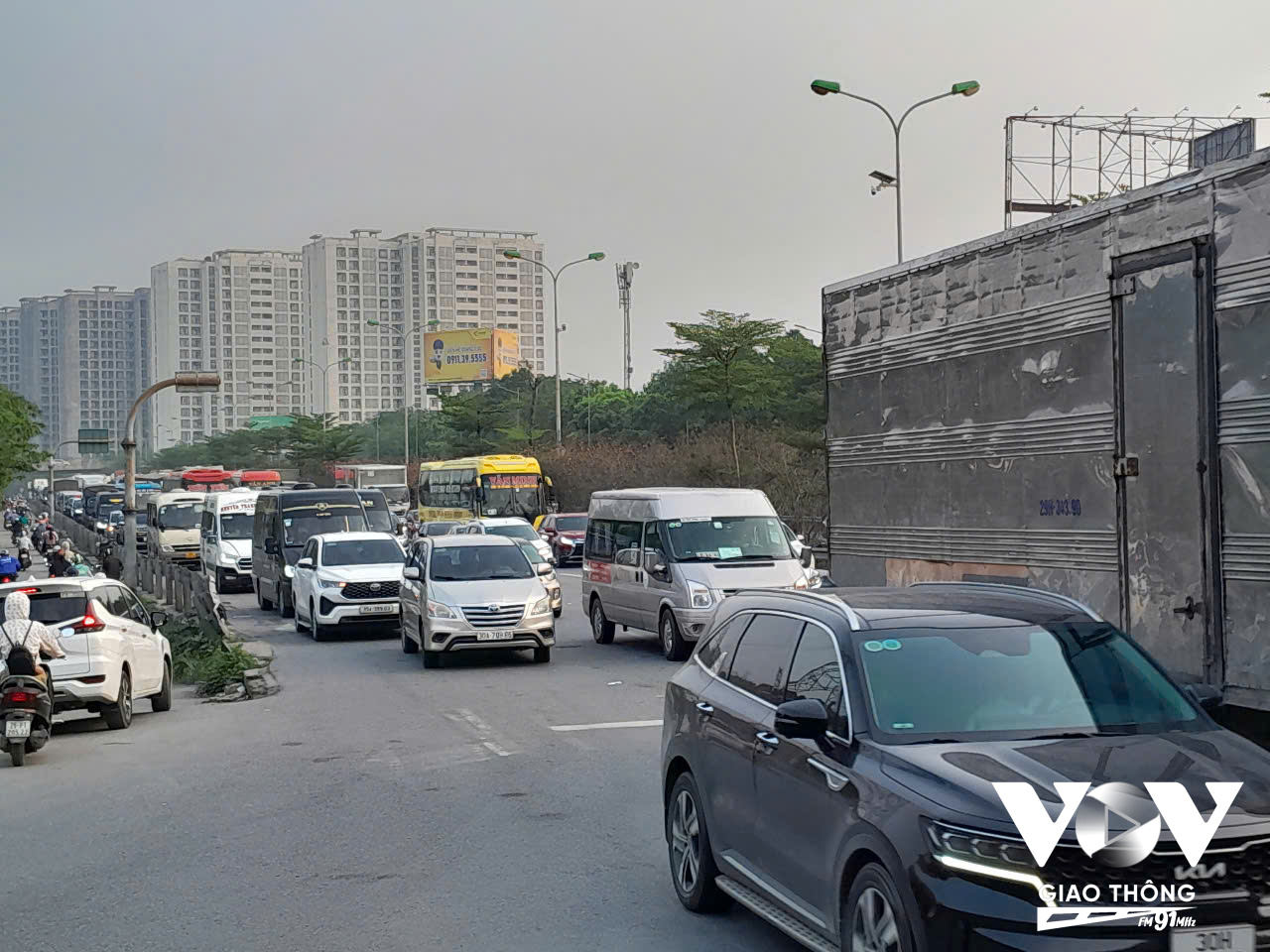Ngã tư 1B - Đỗ Mười đông đúc, di chuyển chậm theo sự điều tiết của lực lượng chức năng