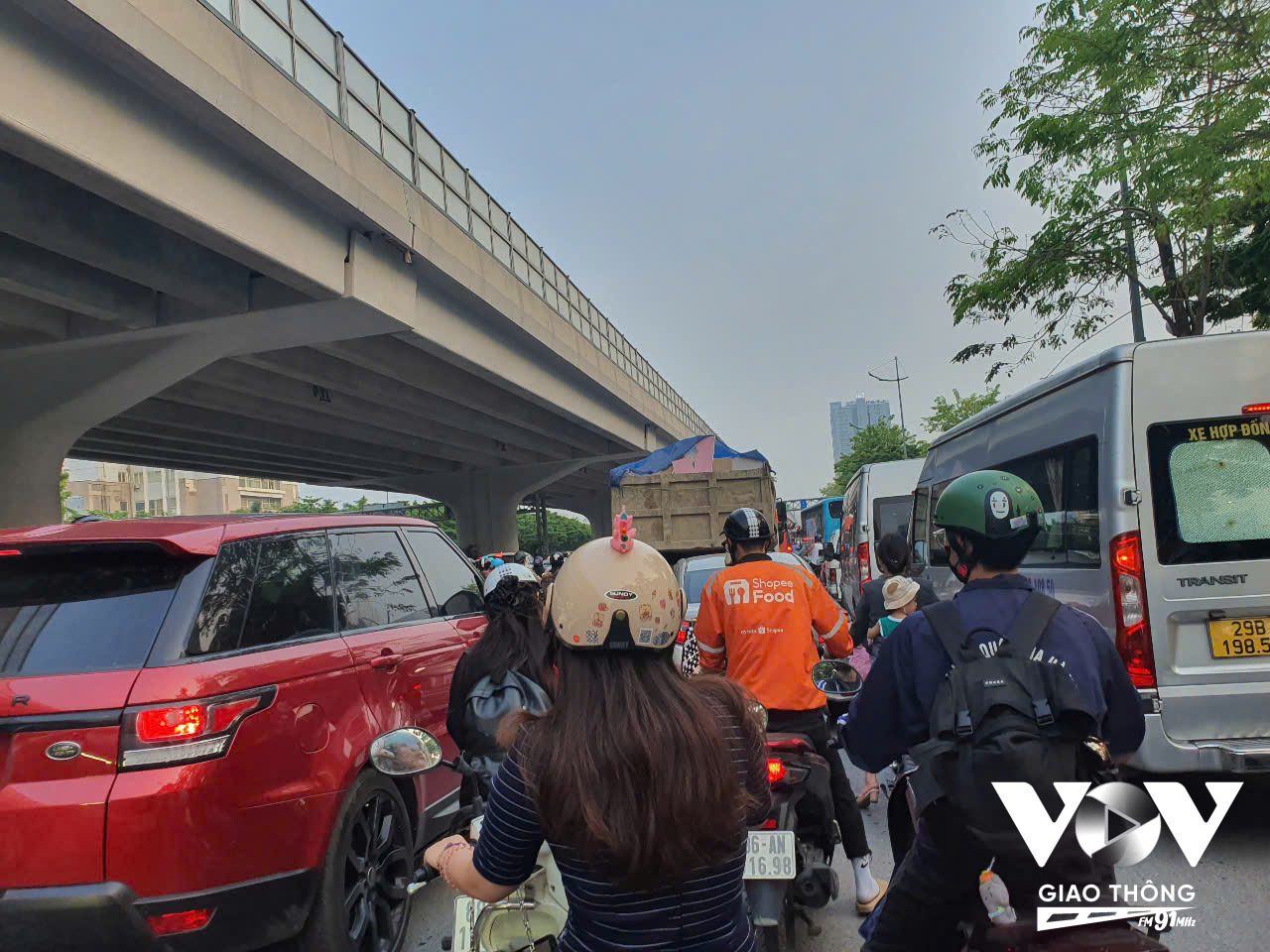 Đường Phạm Văn Đồng đoạn đi qua ngã ba Hoàng Quốc Việt ra đến cầu vượt Mai Dịch ùn dài