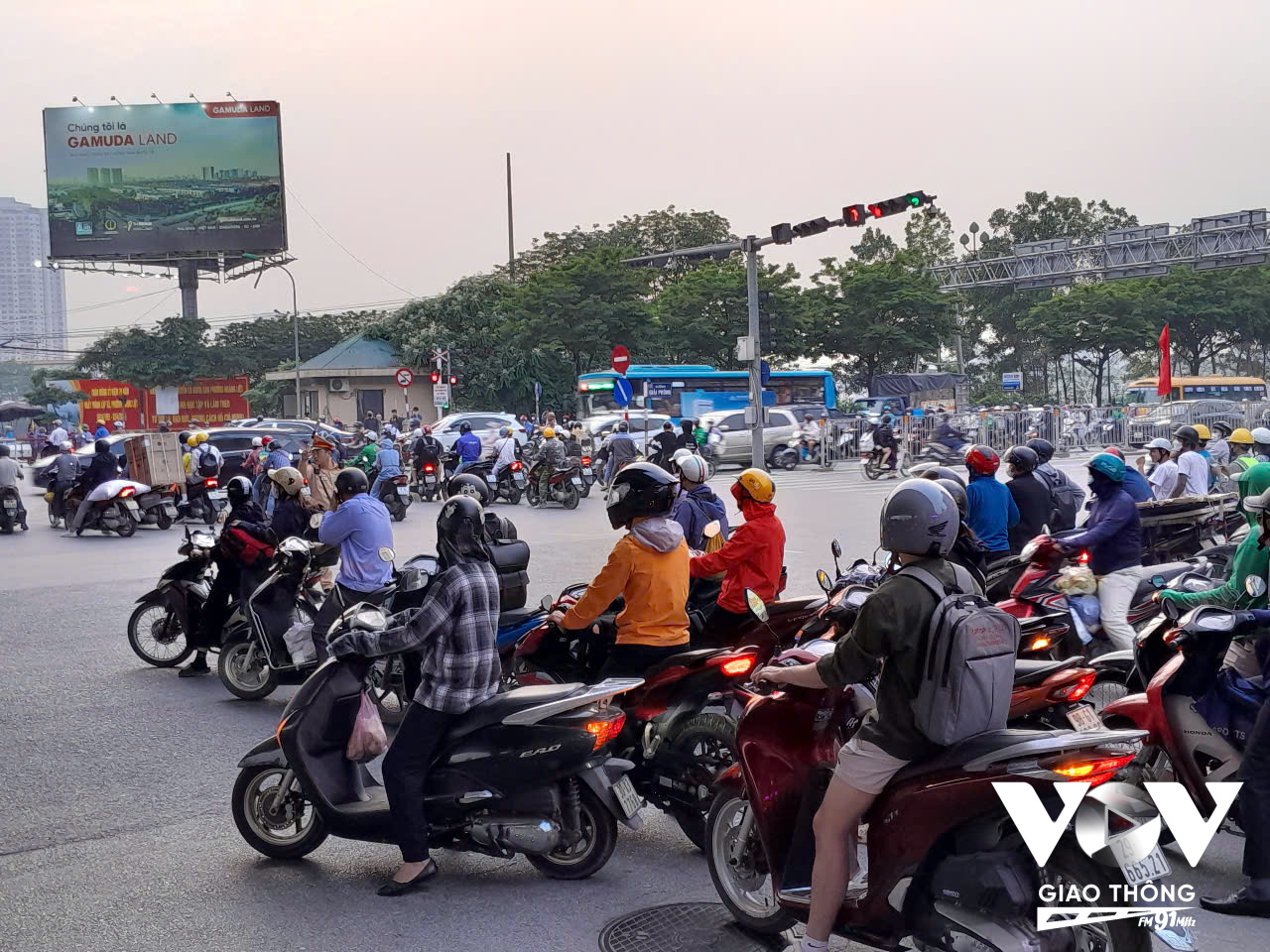 Ngã tư Hoàng Liệt - Giải Phóng đông chậm, có sự điều tiết của lực lượng chức năng