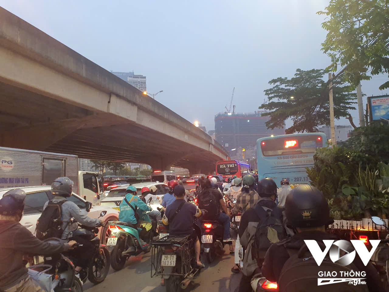 Đường Phạm Hùng từ bến xe Mỹ Đình đến Đình Thôn cả 2 chiều ùn tắc cục bộ
