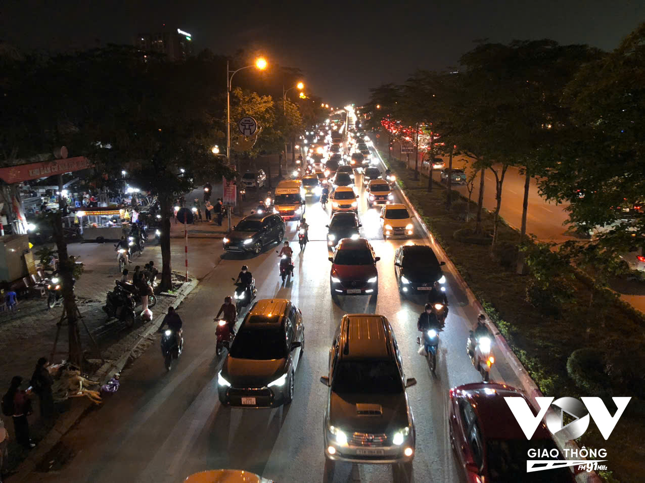 QL5 đoạn qua ngã tư Thạch Bàn ùn chậm hướng đi cao tốc Hà Nội - Hải Phòng