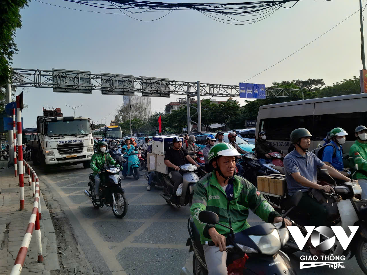 Đường Ngọc Hồi đoạn qua Bến xe Nước ngầm đông đúc di chuyển chậm hướng vào trung tâm. Ảnh: Chấn Hải