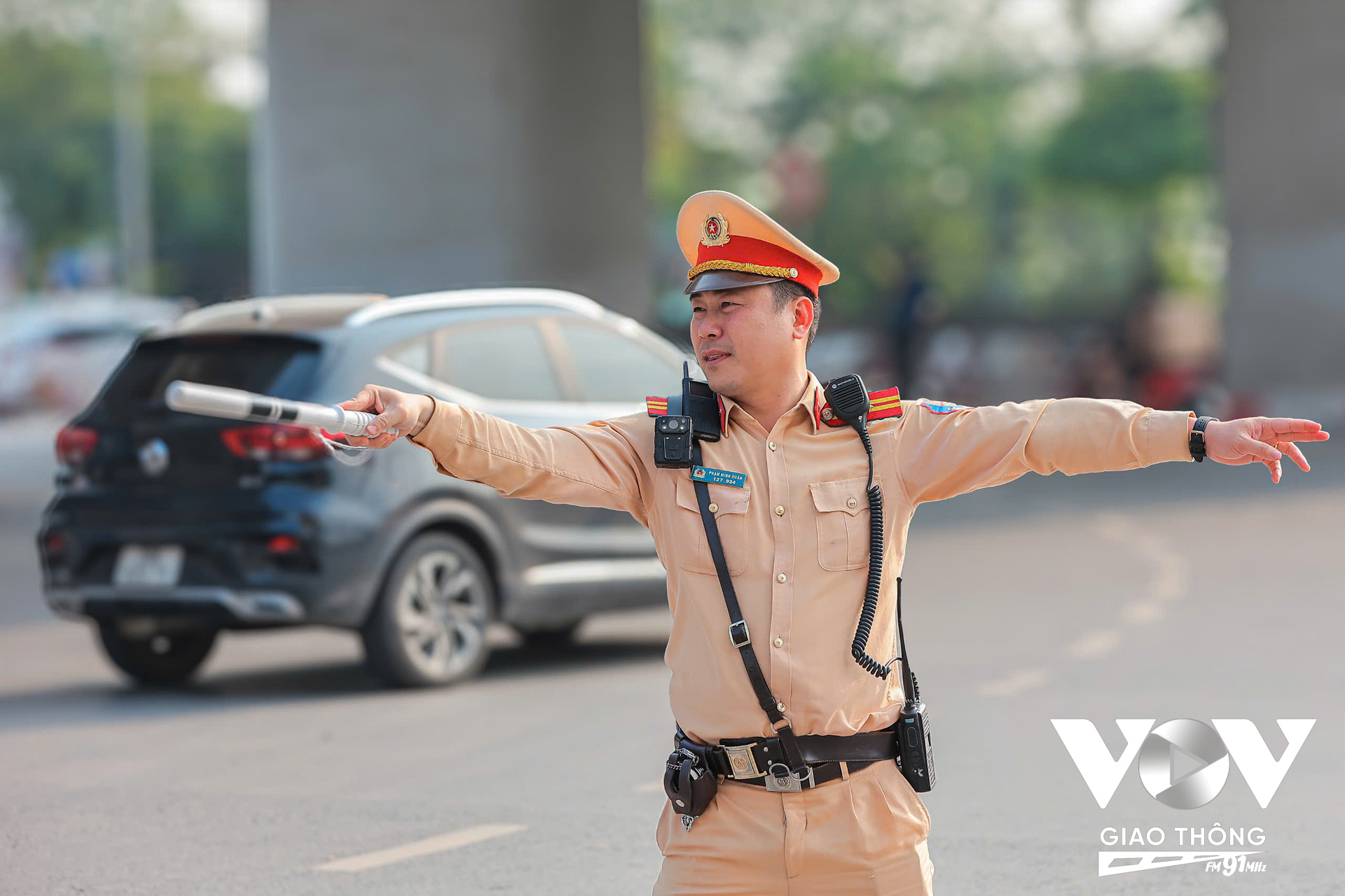 Theo đại diện Đội CSGT Đường bộ số 14, Phòng CSGT Công an TP. Hà Nội cho biết, trong ngày làm việc cuối cùng trước kỳ nghỉ lễ 30/4, lưu lượng phương tiện trên các tuyến như vành đai 3, Giải Phóng, Ngọc Hồi, khu vực Pháp Vân – bến xe Nước Ngầm bắt đầu gia tăng từ khoảng 15h chiều. Tuy nhiên, nhờ phương án phân luồng từ xa và sự chủ động trong điều tiết giao thông, đến thời điểm hiện tại, tình hình vẫn cơ bản ổn định, không xảy ra ùn tắc kéo dài.
