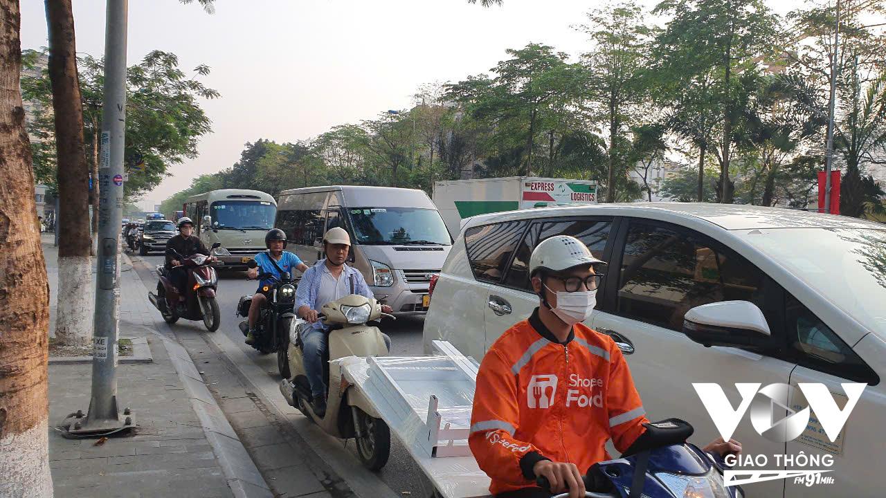 Đường Võ Chí Công qua 2 điểm giao cắt là Xuân La và Nguyễn Hoàng Tôn mật độ giao thông gia tăng đông đúc. Đặc biệt hướng đi cầu Nhật Tân ùn, khó khăn. Ảnh: Lê Hưng
