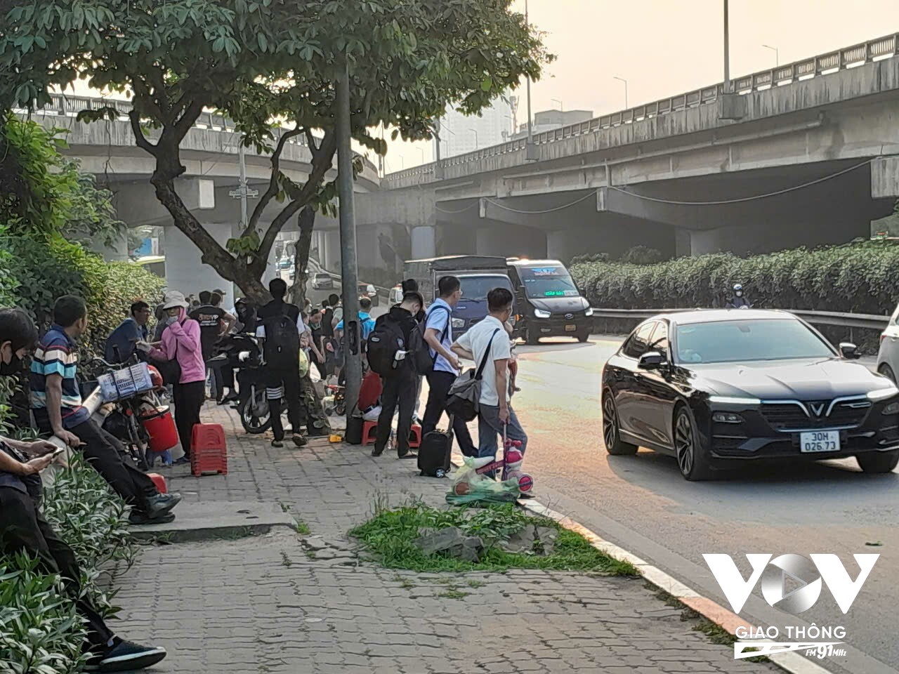 Ngã ba Đỗ Mười và Trần Thủ Độ rất đông người dân đứng chờ bắt xe để về quê