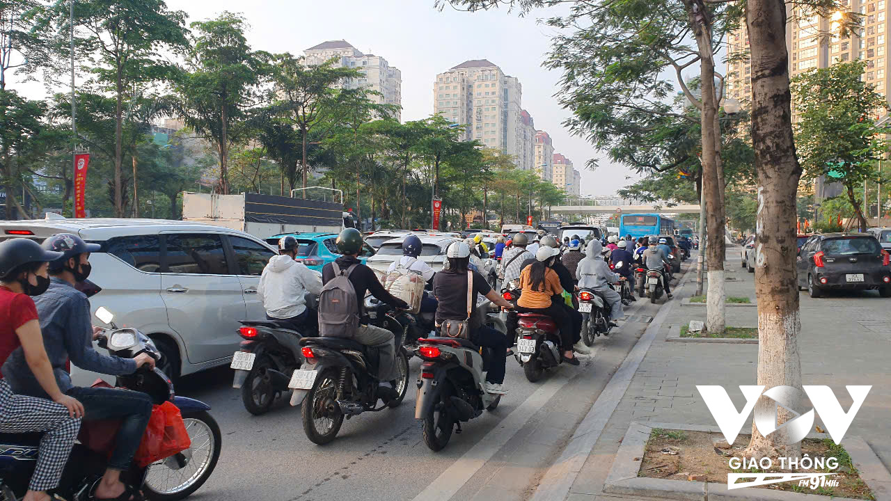 Đội CSGT Đường bộ số 14 cũng đã bố trí cán bộ, chiến sĩ túc trực tại các điểm trọng yếu từ đầu giờ chiều và kéo dài đến đêm
