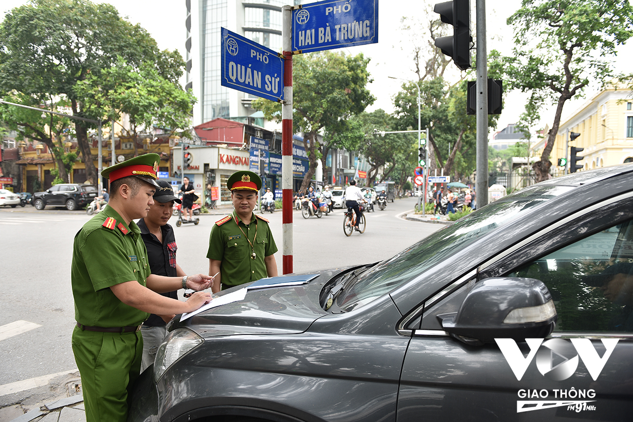 Các trường hợp vi phạm này nhận trông giữ xe cho người dân có nhu cầu và đưa phương tiện đỗ thành 2 hàng, chiếm trọn vỉa hè phố Hai Bà Trưng.