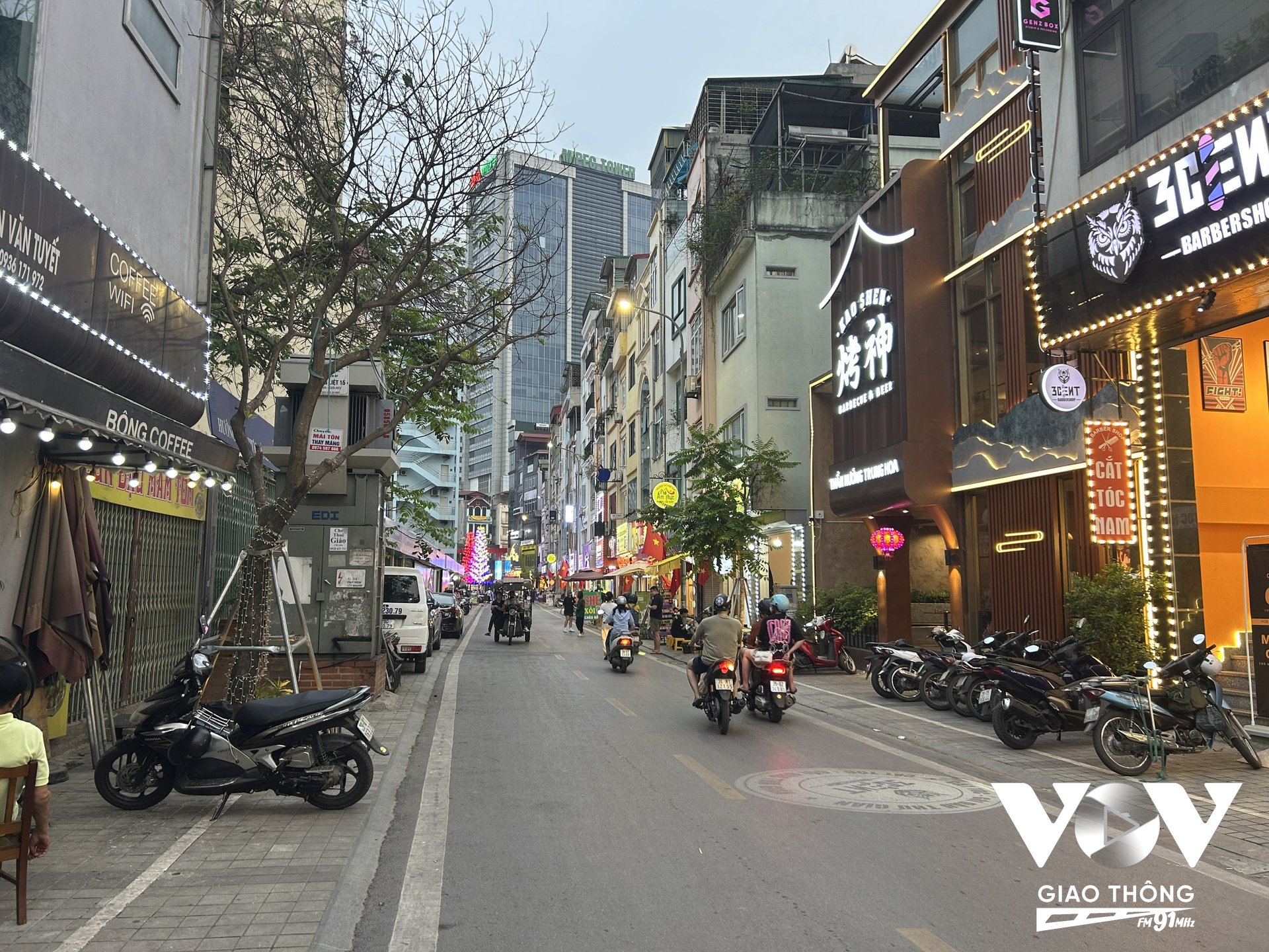 Chỉ lác đác người qua lại và 1 số ít khách hàng là người dân trong khu vực lui tới vào các tối cuối tuần