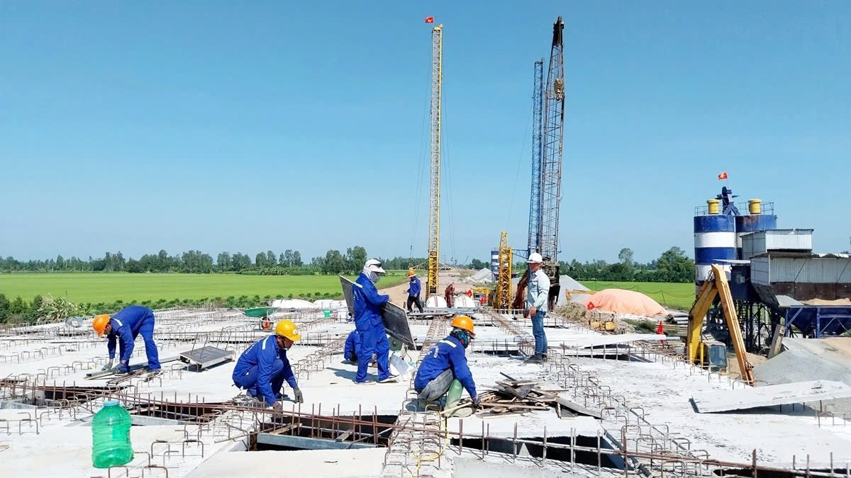 Công nhân tất bật thi công cao tốc Châu Đốc - Cần Thơ - Sóc Trăng