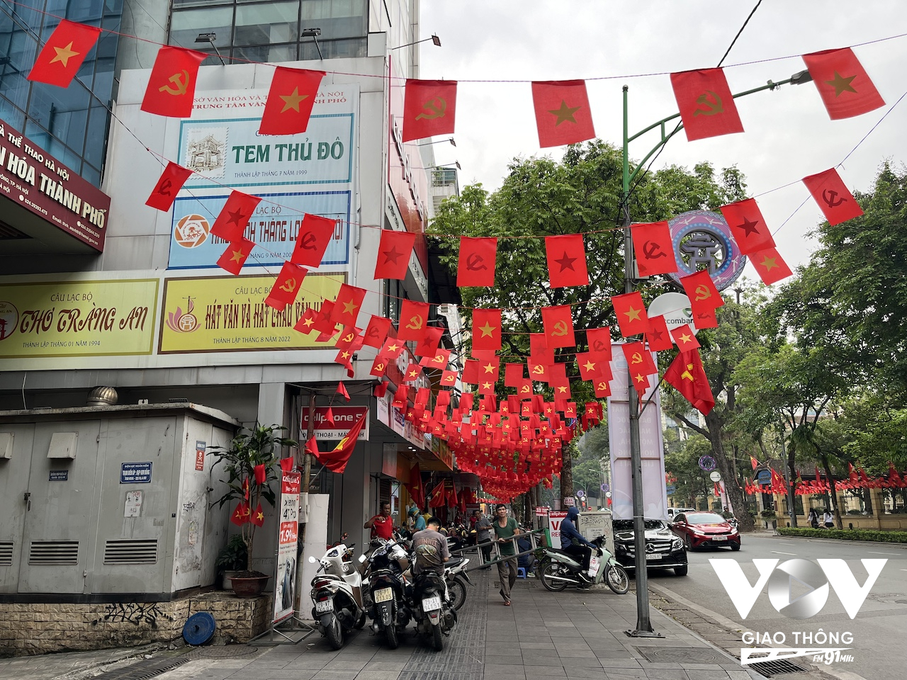 Trang trí nhà cửa, đường phố bằng cờ Tổ quốc đã trở thành một thói quen và niềm tự hào của người dân trong những ngày lễ trọng đại của đất nước, dân tộc