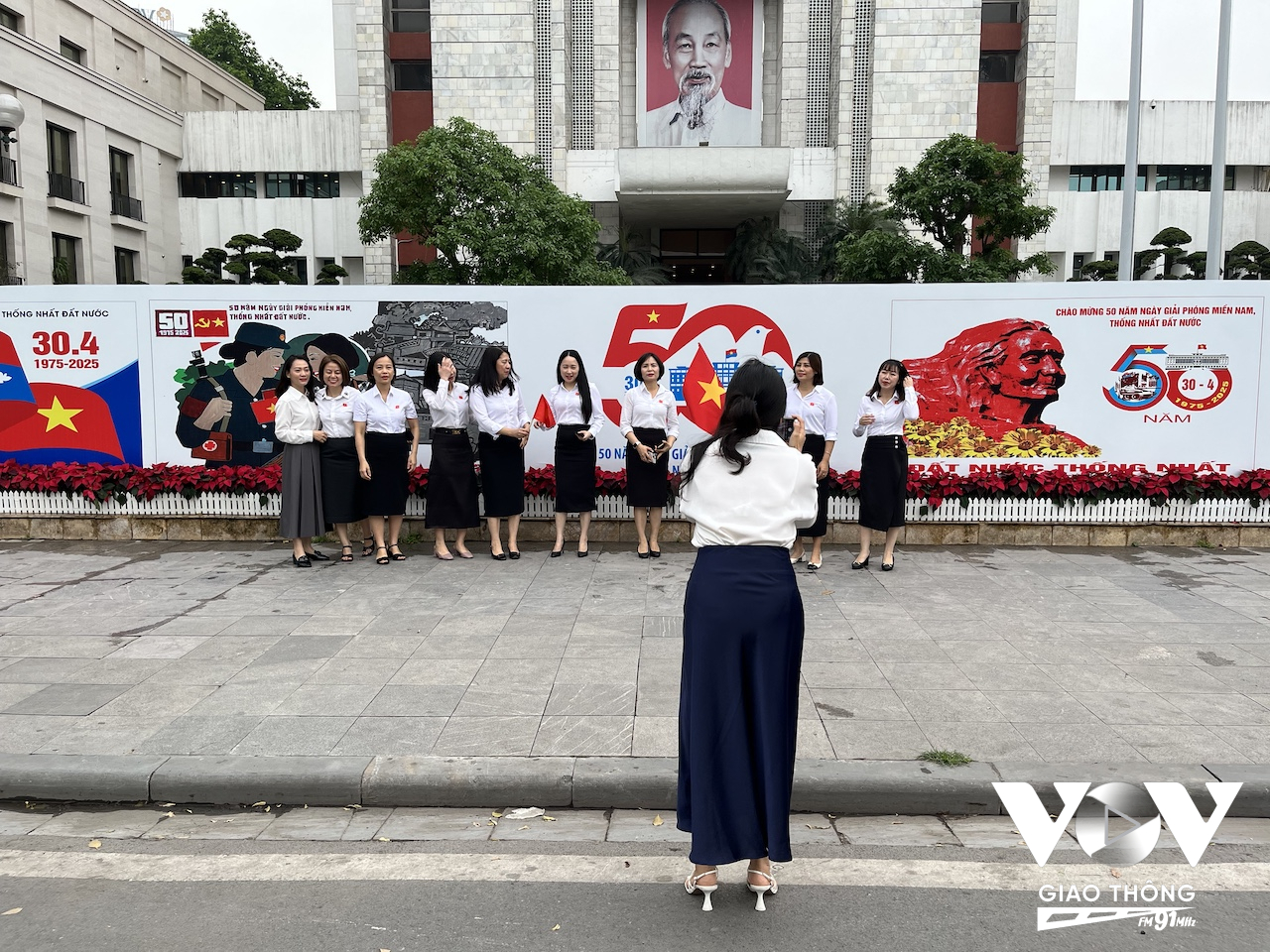 Chụp ảnh lưu niệm trước cổng UBND thành phố Hà Nội