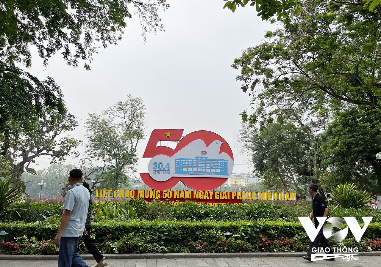Đường phố Thủ đô trang hoàng rực rỡ chào đón kỷ niệm 50 năm ngày Giải phóng miền Nam, thống nhất đất nước