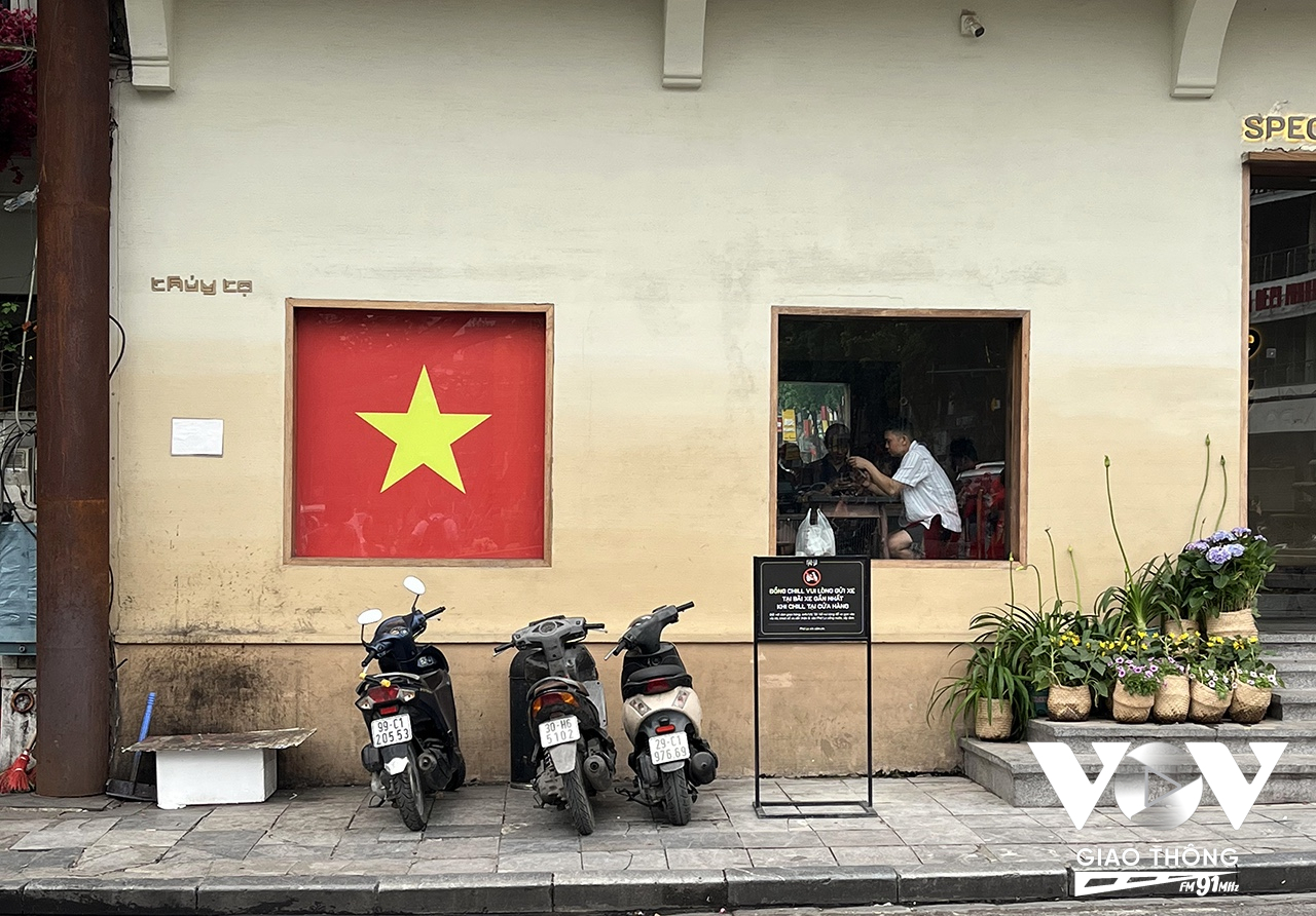 Hình ảnh cờ đỏ sao vàng xuất hiện khắp mọi nơi