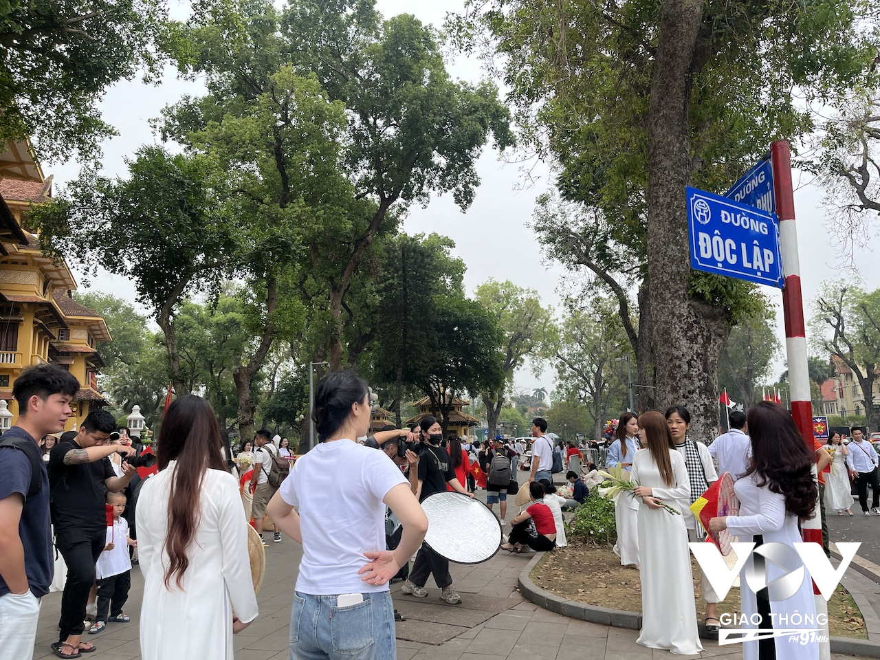 Ngày hôm nay, nhiều khu vực quanh Lăng Bác cũng tạo điều kiện cho người dân tới vui chơi, chụp ảnh