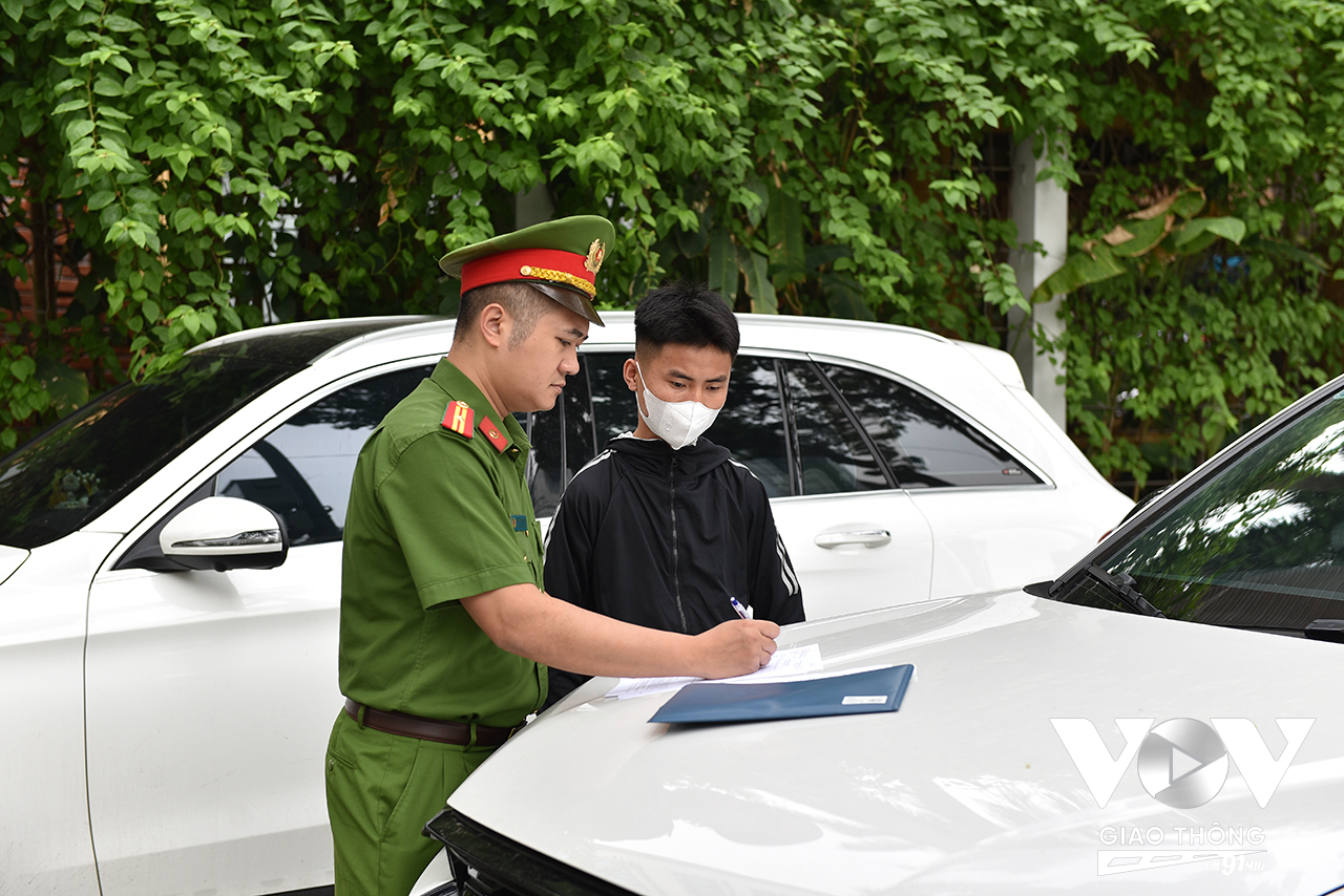 Lực lượng Công an phường Trần Hưng Đạo xử lý điểm trông giữ xe tự phát trên phố Hai Bà Trưng