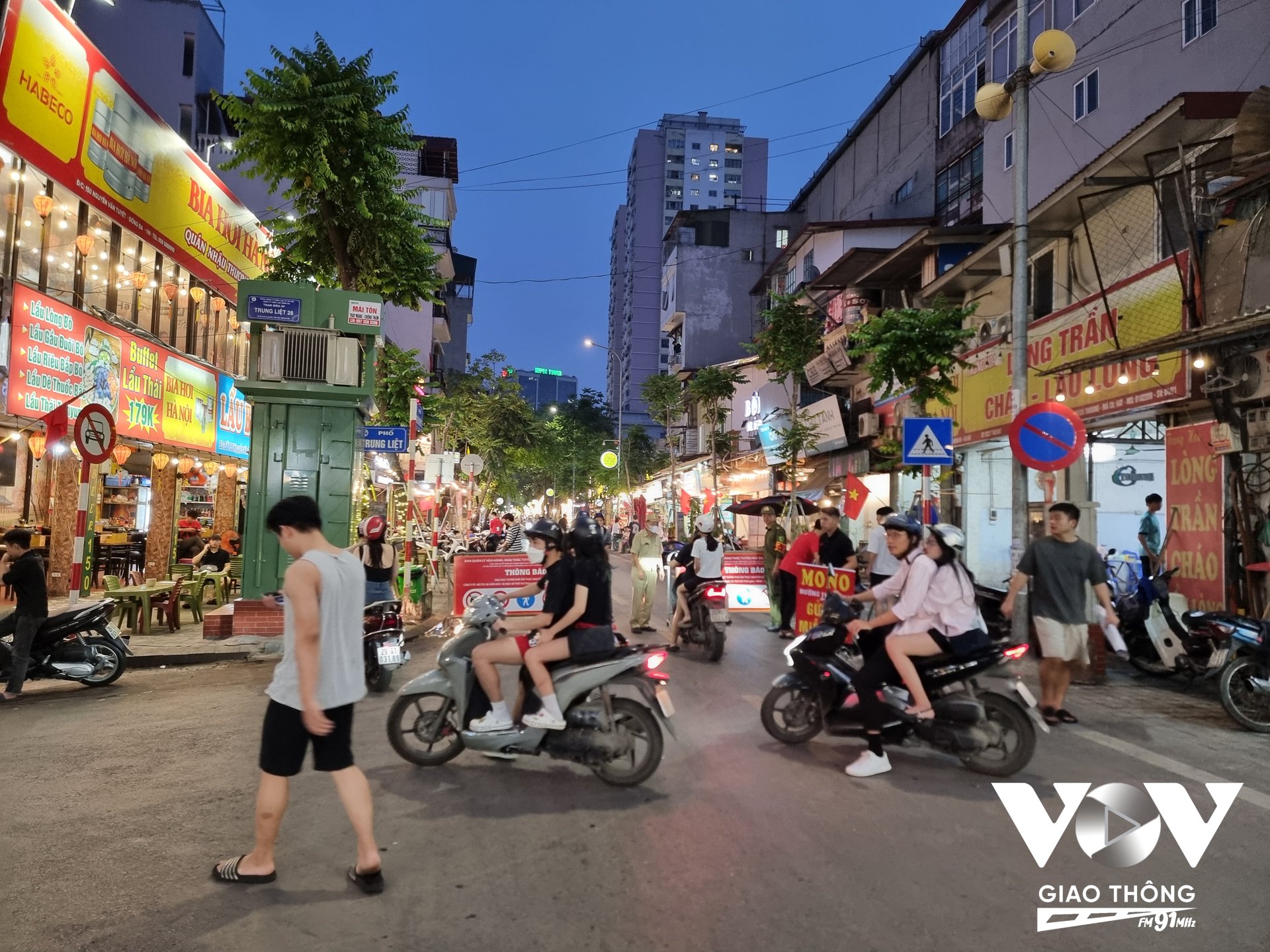 Nhiều người chọn cách quay xe ra về vì chẳng tìm được chỗ gửi xe khi đến phố âm thực Nguyễn Văn Tuyết