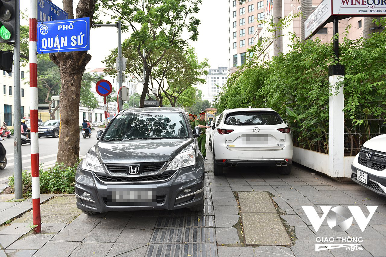 Trong sáng 29-4, tình trạng dừng đỗ xe trên phố Hai Bà Trưng vẫn diễn ra. Lực lượng chức năng đã đi kiểm tra và xử lý nhiều trường hợp vi phạm.