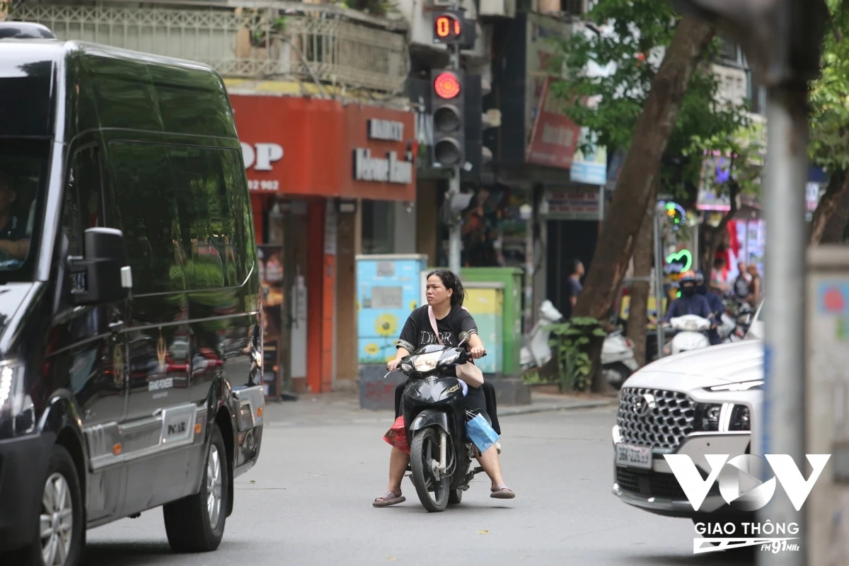 Bên cạnh việc duy trì thực hiện của lực lượng chức năng, cần đẩy mạnh hình thức phạt nguội, để mọi hành vi vi phạm đều bị phát hiện và xử lý. (Ảnh: Quang Hùng)