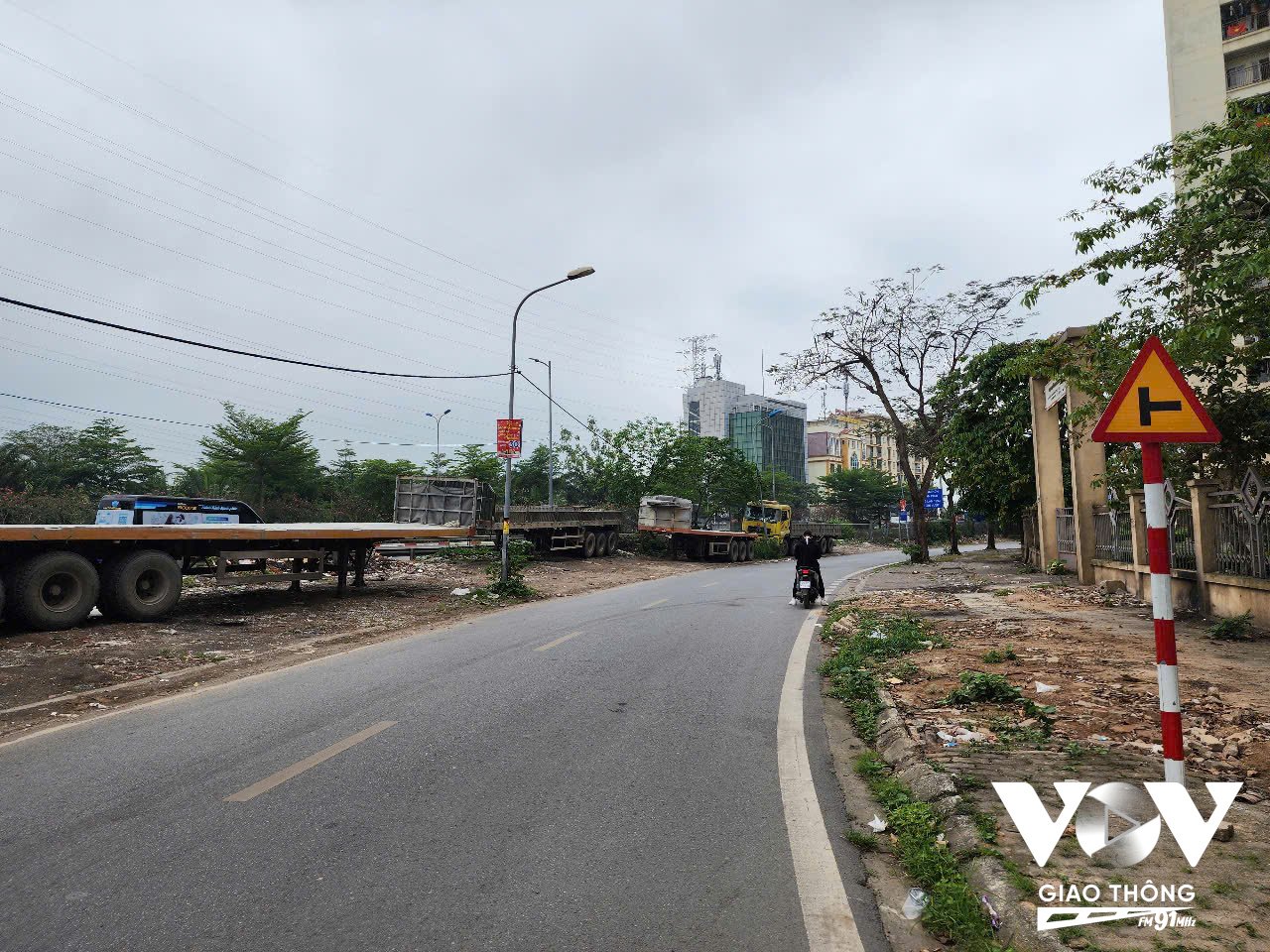 Các đơn vị quản lý và duy tu đường bộ tại khu vực phía Nam Hà Nội cho biết, hiện Ngõ 15 Ngọc Hồi đang có điểm cuối tại cao tốc Pháp Vân - Cầu Giẽ và đủ rộng để ô tô, xe tải lưu thông, nếu cơ quan chức năng điều chỉnh, tổ chức cho xe tải, xe khách đi vào ngõ này để ra cao tốc, sẽ giảm lưu lượng lớn đi vào nội thành.
