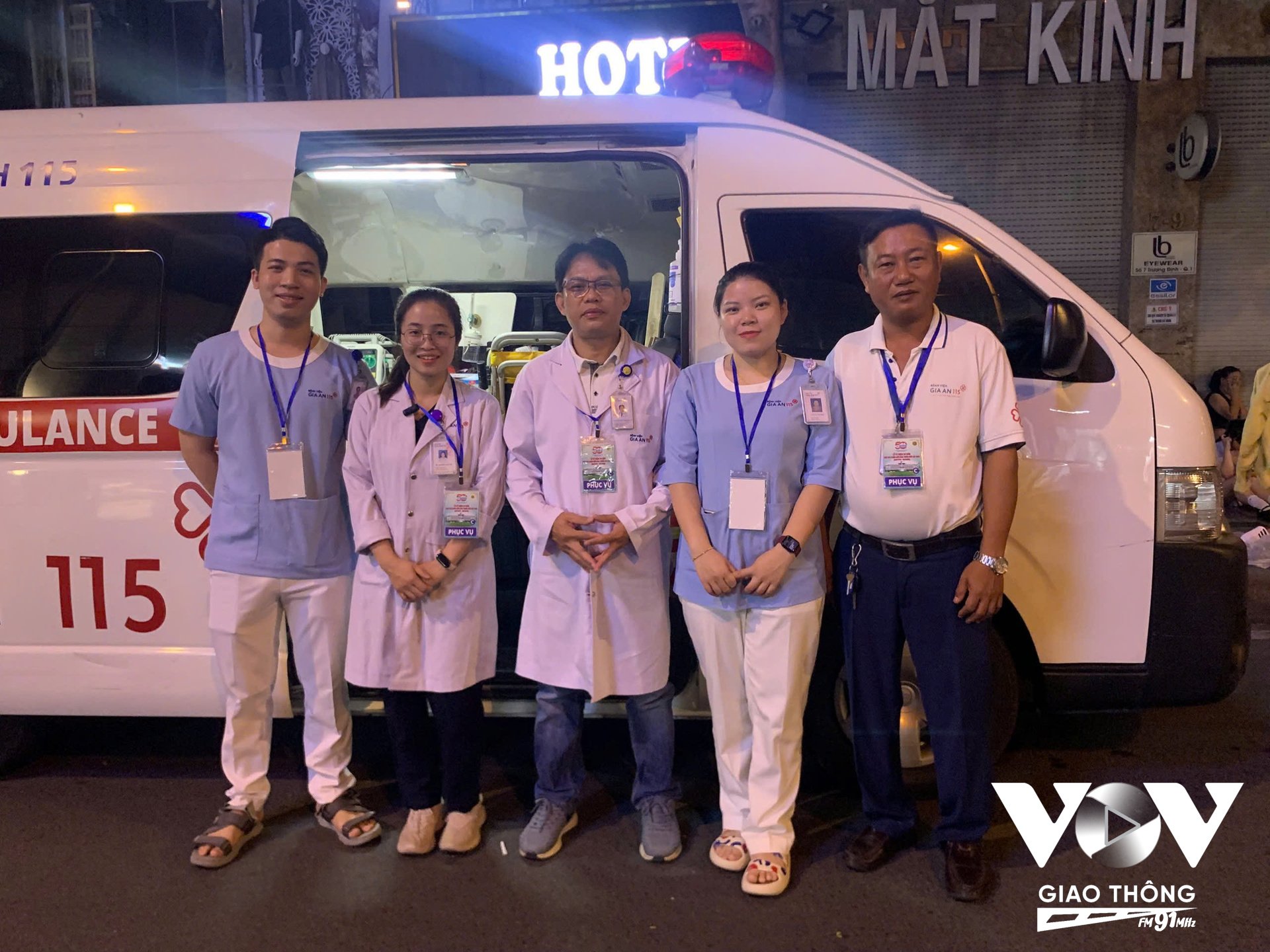 Đội ngũ y tế và xe cứu thương sẵn sàng phục vụ