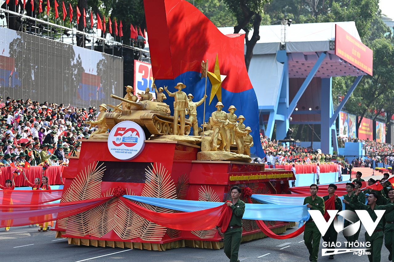 Xe mô hình biểu tượng 50 năm Giải phóng miền Nam, nổi bật với con số 50 năm kết hợp cùng hình ảnh cột mốc lịch sử 30/4/1975 - 30/4/2025. Xe mô hình thể hiện niềm tự hào và khí thế sục sôi của cả dân tộc trong hành trình đấu tranh và xây dựng đất nước.