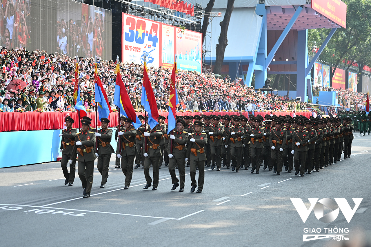 Khối sĩ quan đại diện 5 cánh quân gợi nhớ thời khắc hào hùng ngày 30/4/1975 lịch sử - khi 5 mũi tiến công thần tốc của Quân giải phóng đồng loạt đánh thẳng vào trung tâm Sài Gòn, đánh dấu sự toàn thắng của Chiến dịch Hồ Chí Minh.Năm cánh quân gồm: Quân đoàn 1 - Binh đoàn Quyết Thắng, Quân đoàn 2 - Binh đoàn Hương Giang, Quân đoàn 3 - Binh đoàn Tây Nguyên, Quân đoàn 4 - Binh đoàn Cửu Long và Đoàn 232.
