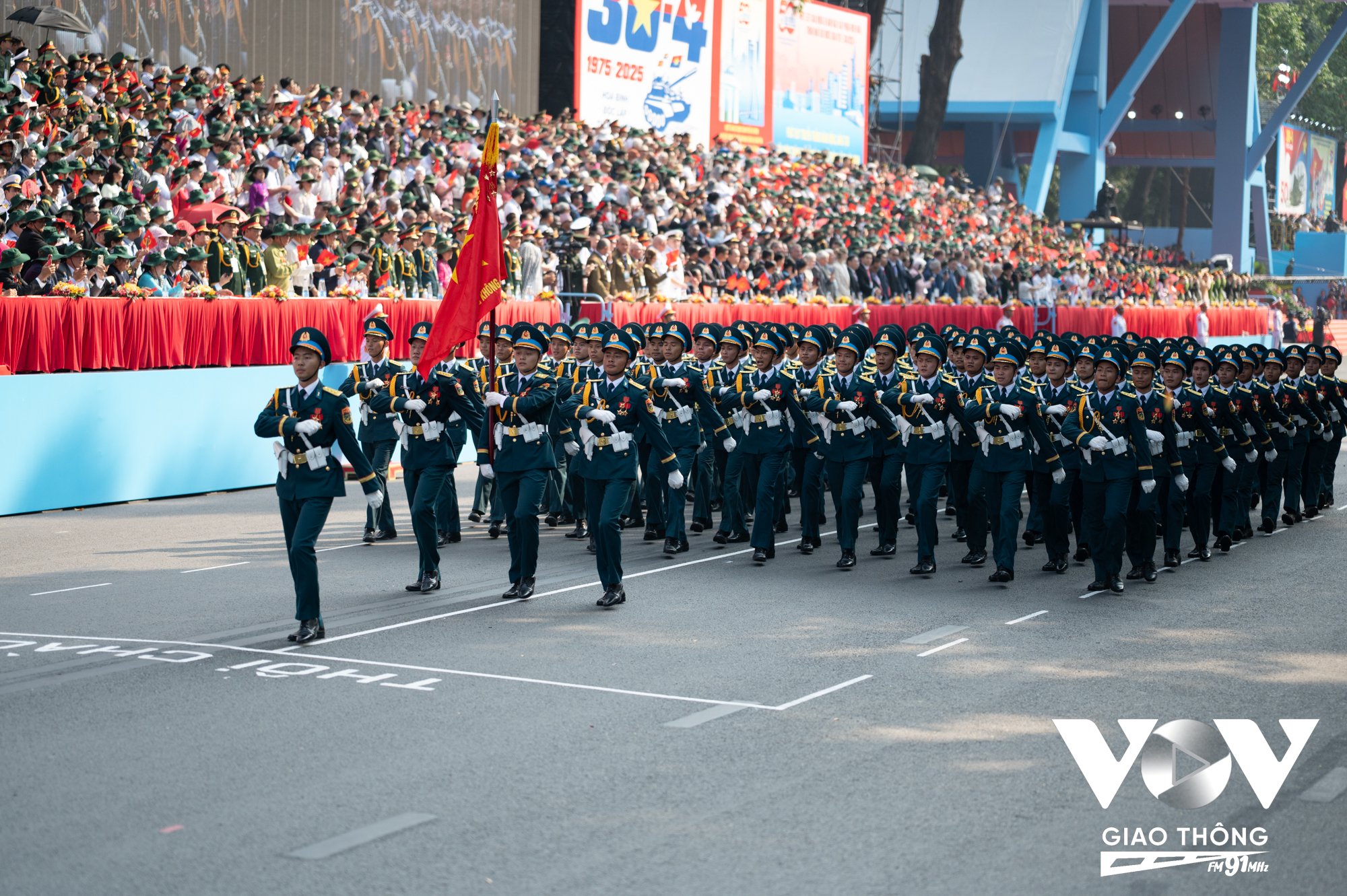 Khối Sĩ quan Phòng không-Không quân đang tiến vào Lễ đài.
