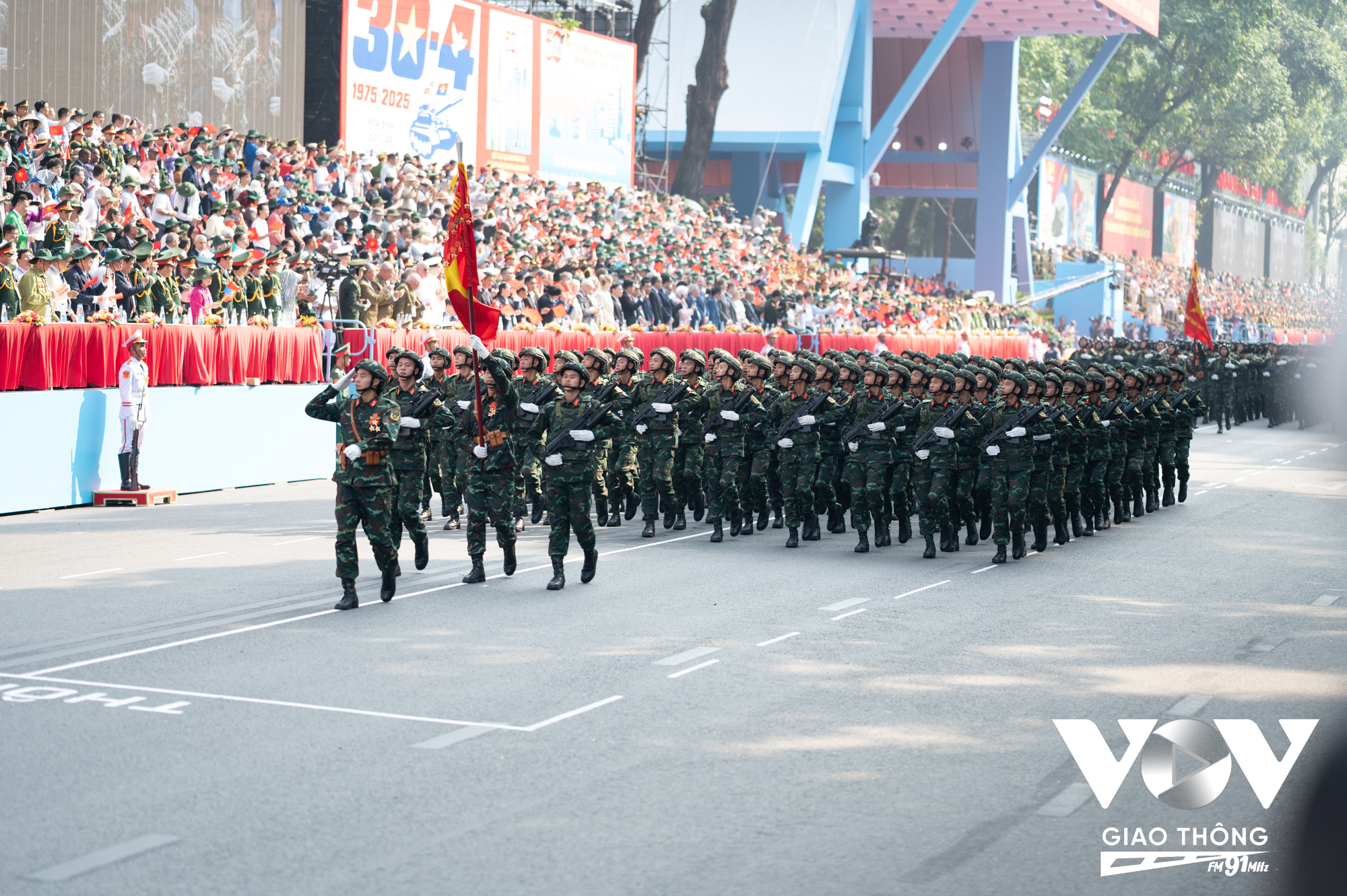 Nối tiếp đội hình là khối Chiến sĩ Lục quân, lực lượng chiến đấu nòng cốt của Quân đội nhân dân Việt Nam.