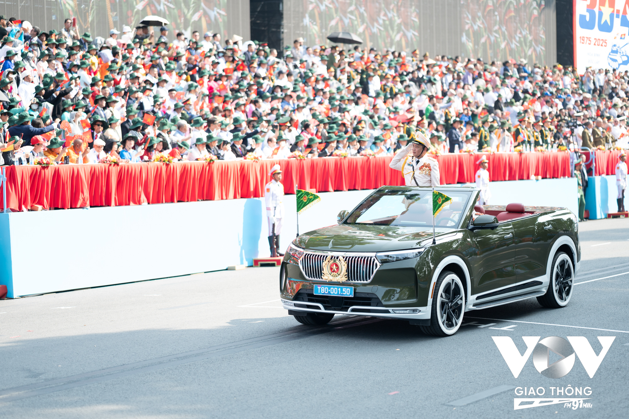 Xe chỉ huy và xe Tổ Công an kỳ toàn lực lượng. Dẫn đầu là xe chỉ huy của Thiếu tướng Lê Văn Hà, Phó Tư lệnh Cảnh sát cơ động.