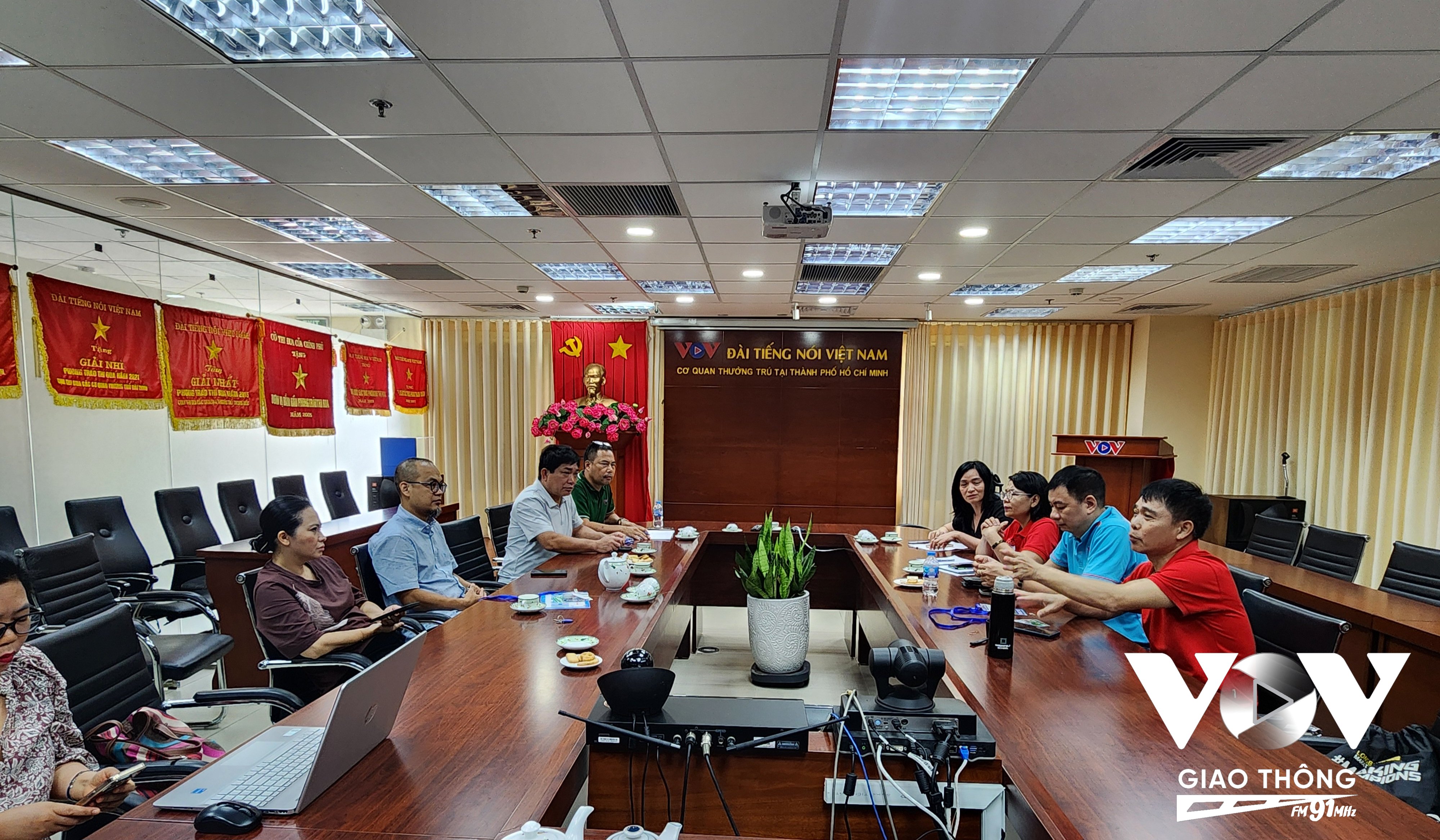 Ê-kíp họp thống nhất các phương án trước giờ tường thuật trực tiếp