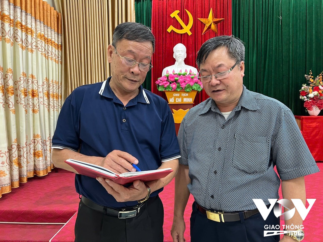 Ông Trần Quang Hoàng (bên trái), Bí thư Chi bộ 5, Đảng bộ phường Vĩnh Hưng (Hoàng Mai, Hà Nội)