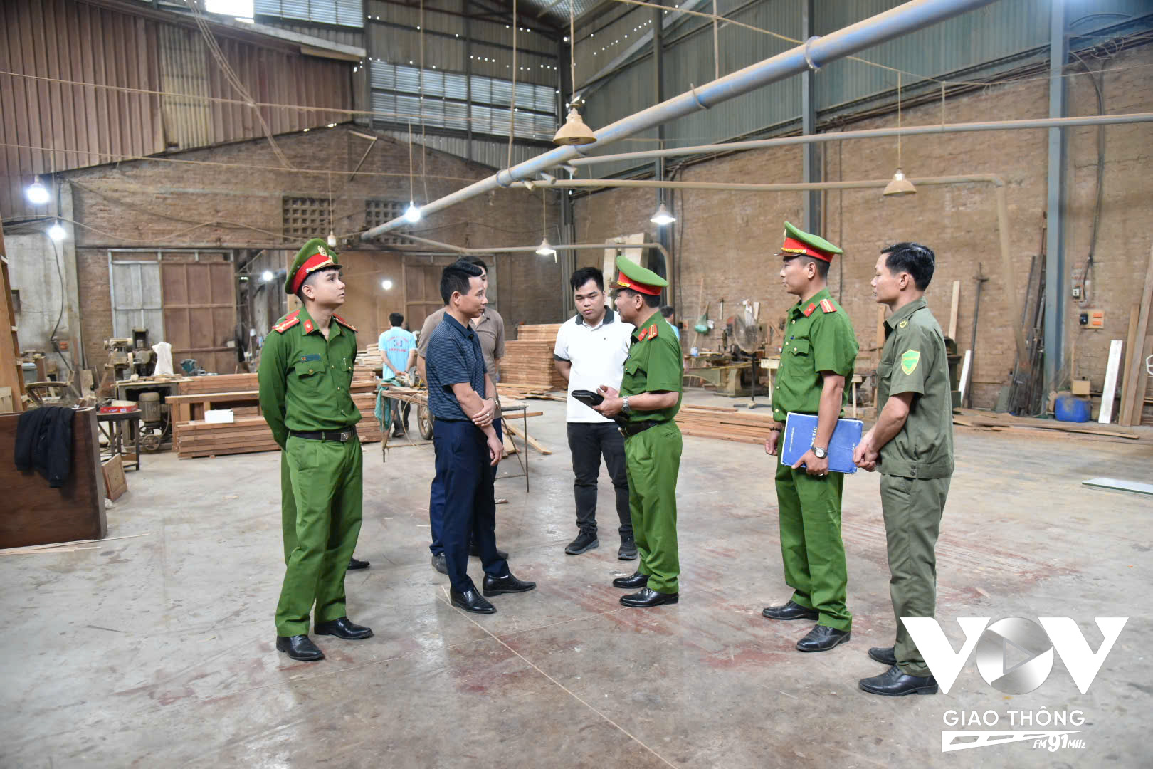 Tổ địa bàn PCCC&CNCH Thạch Thất (Phòng PC07, Công an TP. Hà Nội) tuyên truyền an toàn PCCC tại một số hộ sản xuất tiểu thủ công nghiệp