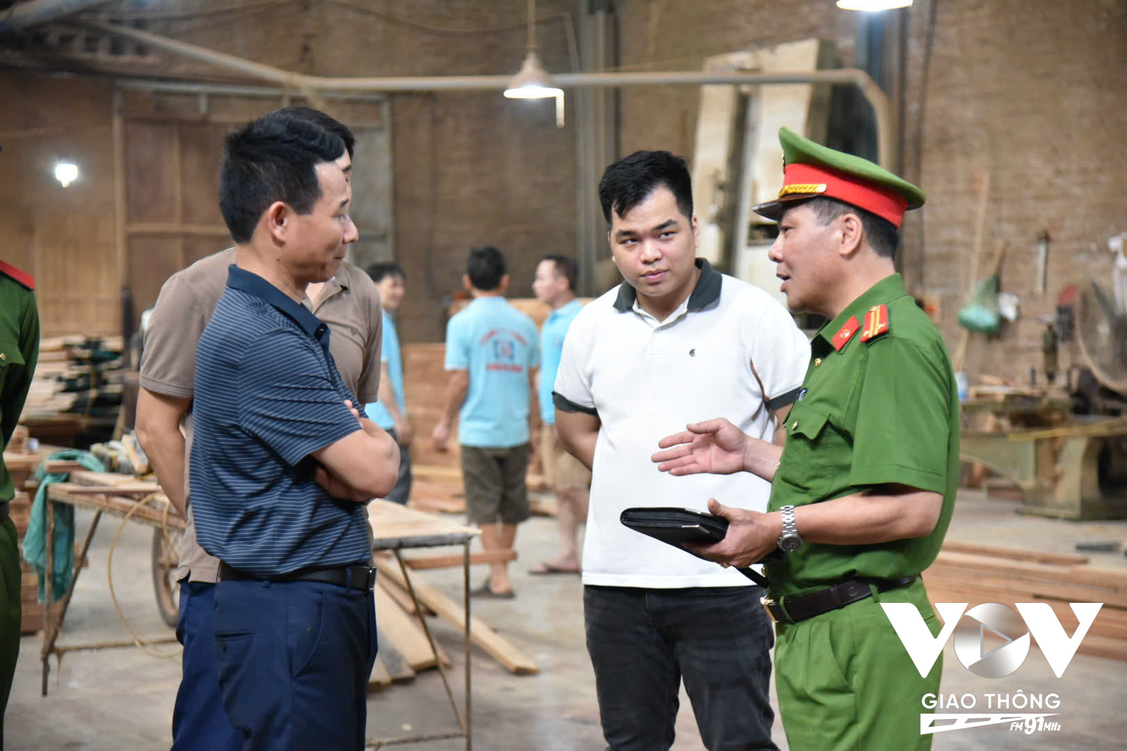 Ông Nguyễn Hữu Phúc (ngoài cùng bên trái) – Phó Chủ tịch UBND xã Thạch Xá cho biết, sẽ chú trọng kiểm tra các doanh nghiệp, cơ sở sản xuất và xử lý nghiêm trường hợp vi phạm