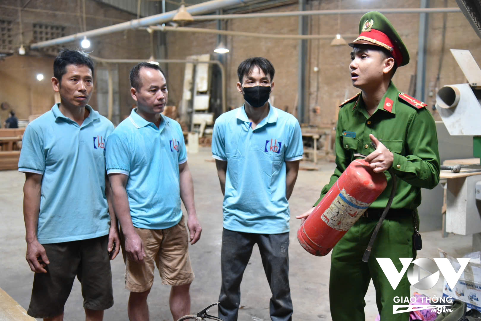 Tổ địa bàn PCCC&CNCH Thạch Thất đang triển khai đợt cao điểm tuyên truyền, hướng dẫn an toàn PCCC tại các cơ sở, khu vực có nguy cơ cao